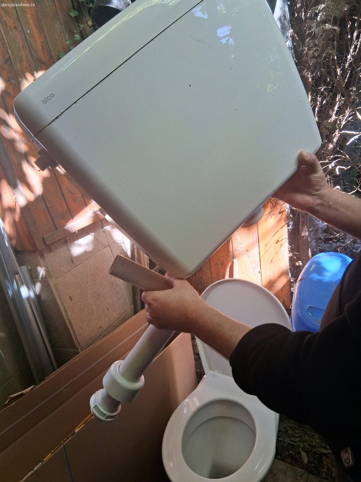 toaleta komplet. Používaná toaleta, komplet. Výměna za geberit. Za odvoz. Spěchá.