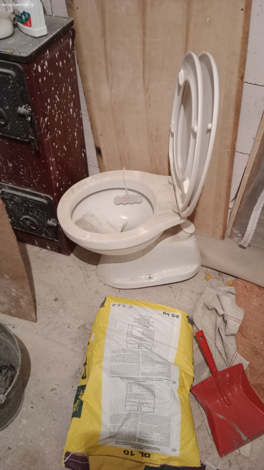 toaleta. záchod s vývodem odpadu do podlahy. možno i se splachovací nádržkou za WC závěsnou na zeď. používané ale po rekonstrukci bytu již nemá uplatnění.
