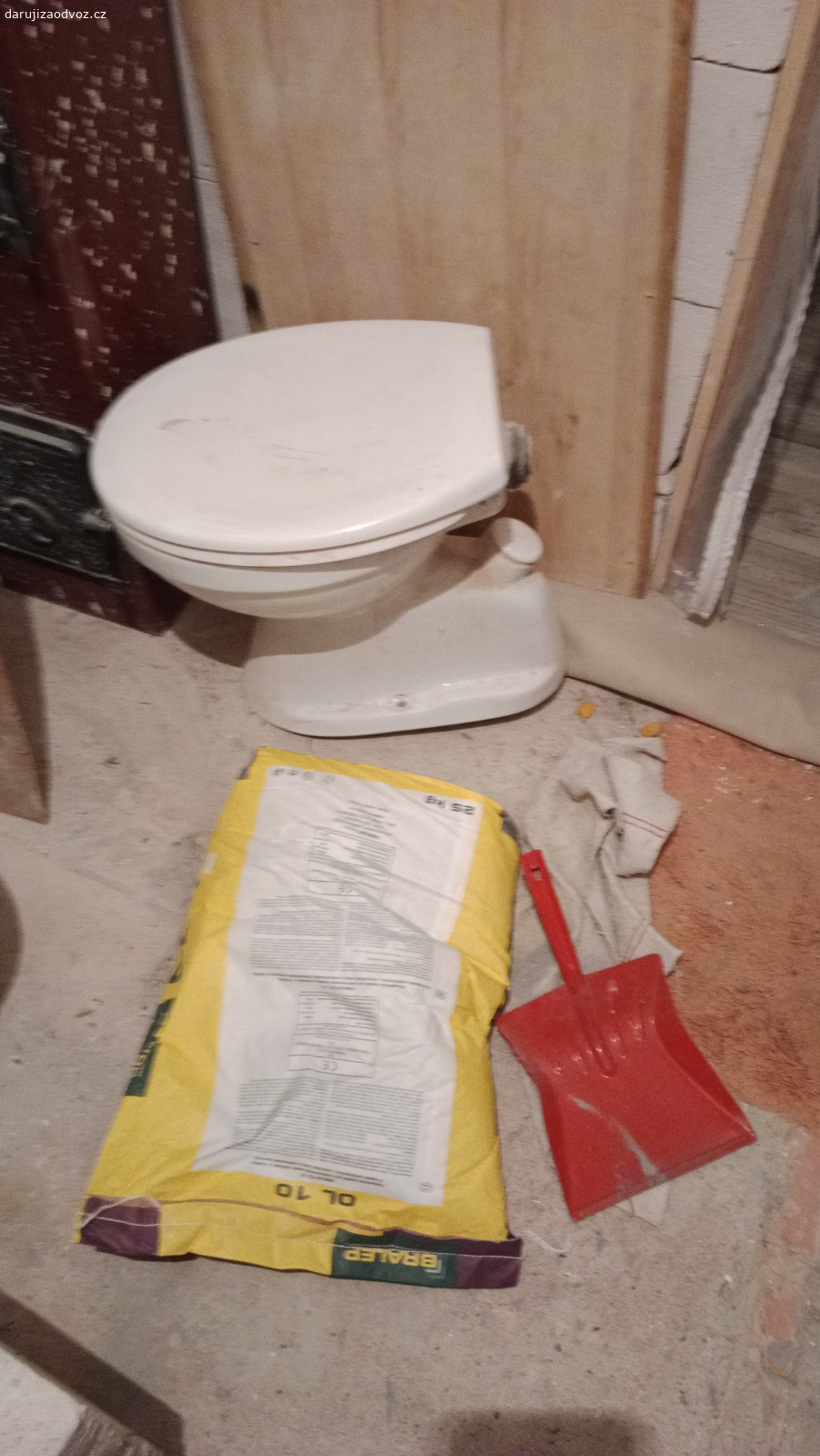 toaleta. záchod s vývodem odpadu do podlahy. možno i se splachovací nádržkou za WC závěsnou na zeď. používané ale po rekonstrukci bytu již nemá uplatnění.
