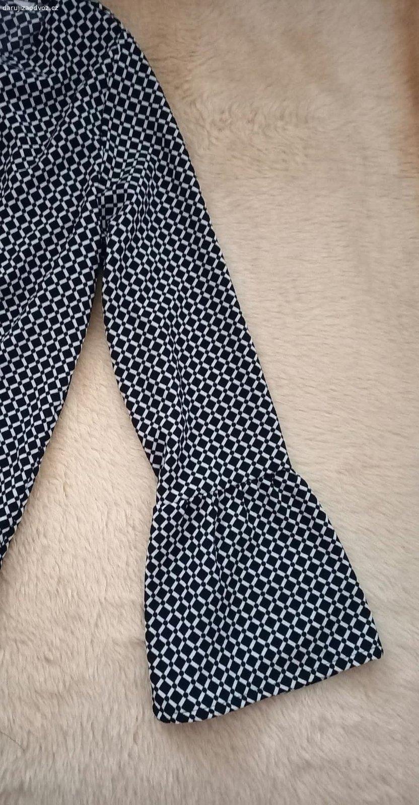 Top dlouhý rukáv. Top, ESSENTIALS, 38, dole rozparky , zvonové rukávy, polyester s elastanem, v super stavu.

Prsa - 50 cm x 2, dole - 52 cm x 2, délka - 62 cm.

Možné vyzvednout od pondělí 11.5. dle domluvy, Uhříněveská, Praha 10, Skalka