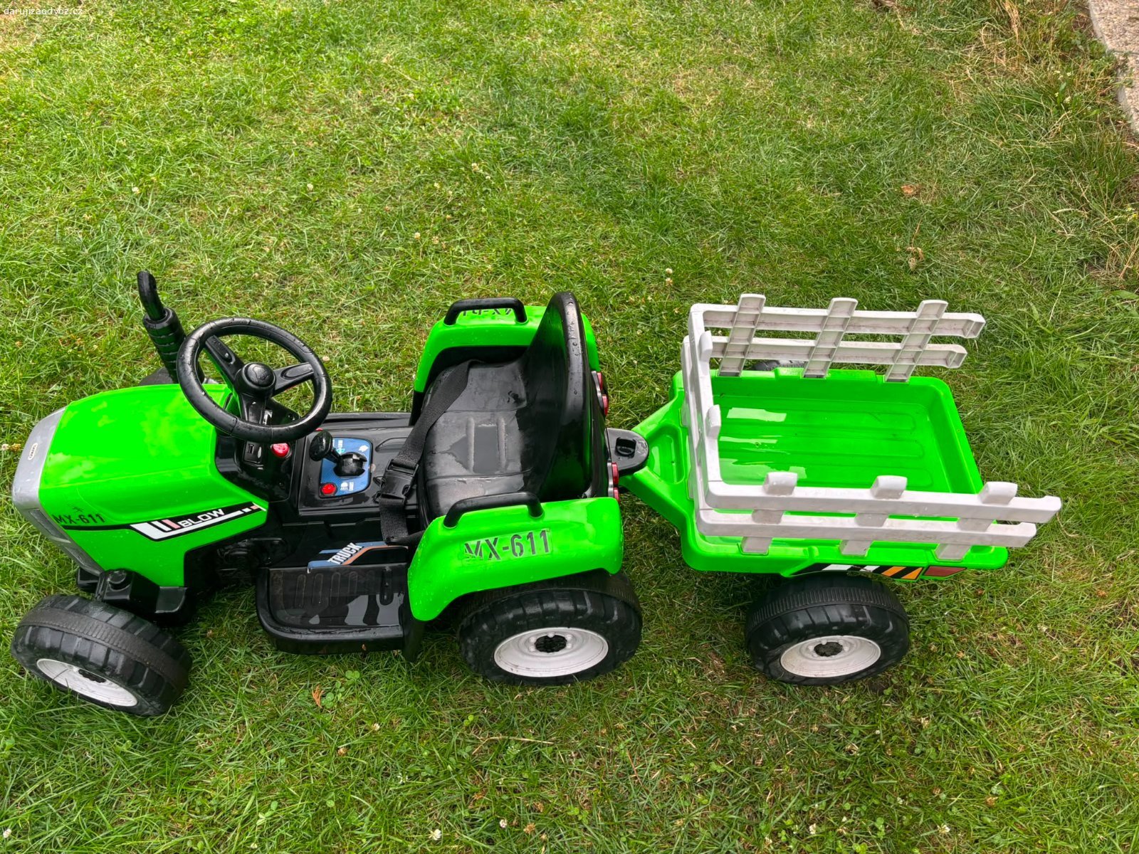 Traktor. Traktůrek s přívěsek + nabíječka + ovladač 
Má něco za sebou, ale je funkční