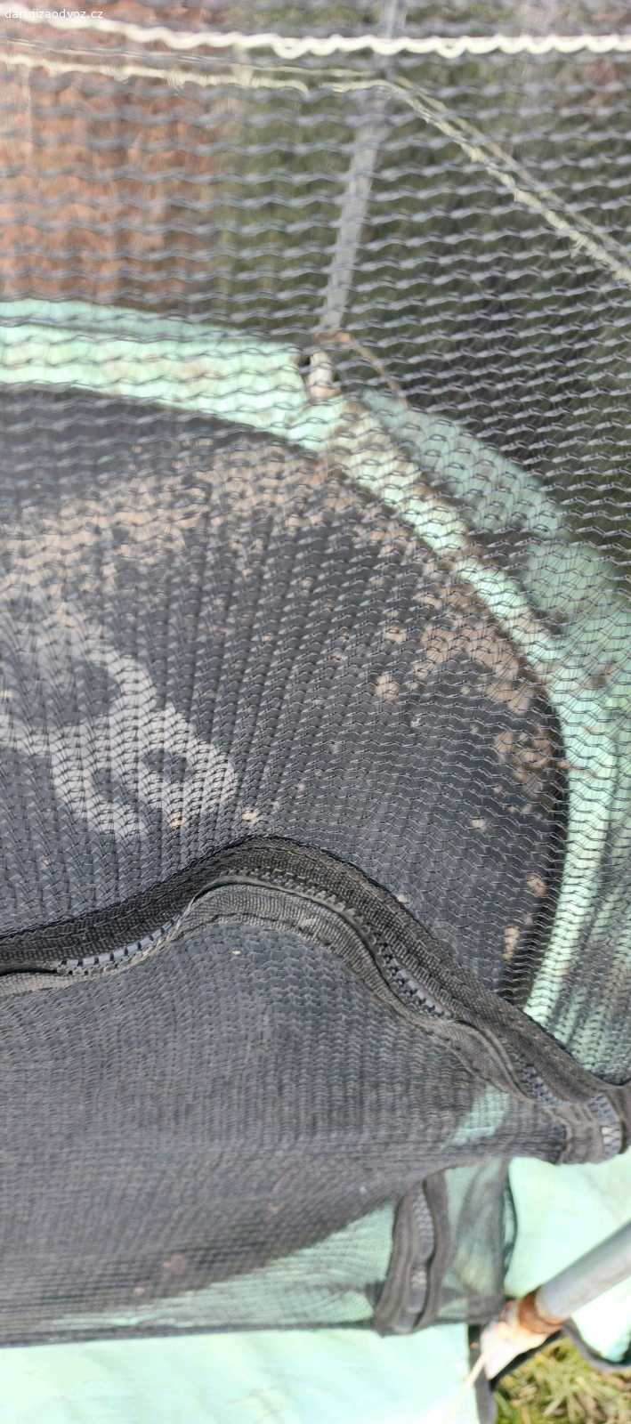 trampolina detska. Zaspinena muzu jeste prohnat vapkou, misty orezla. Ale funkcni