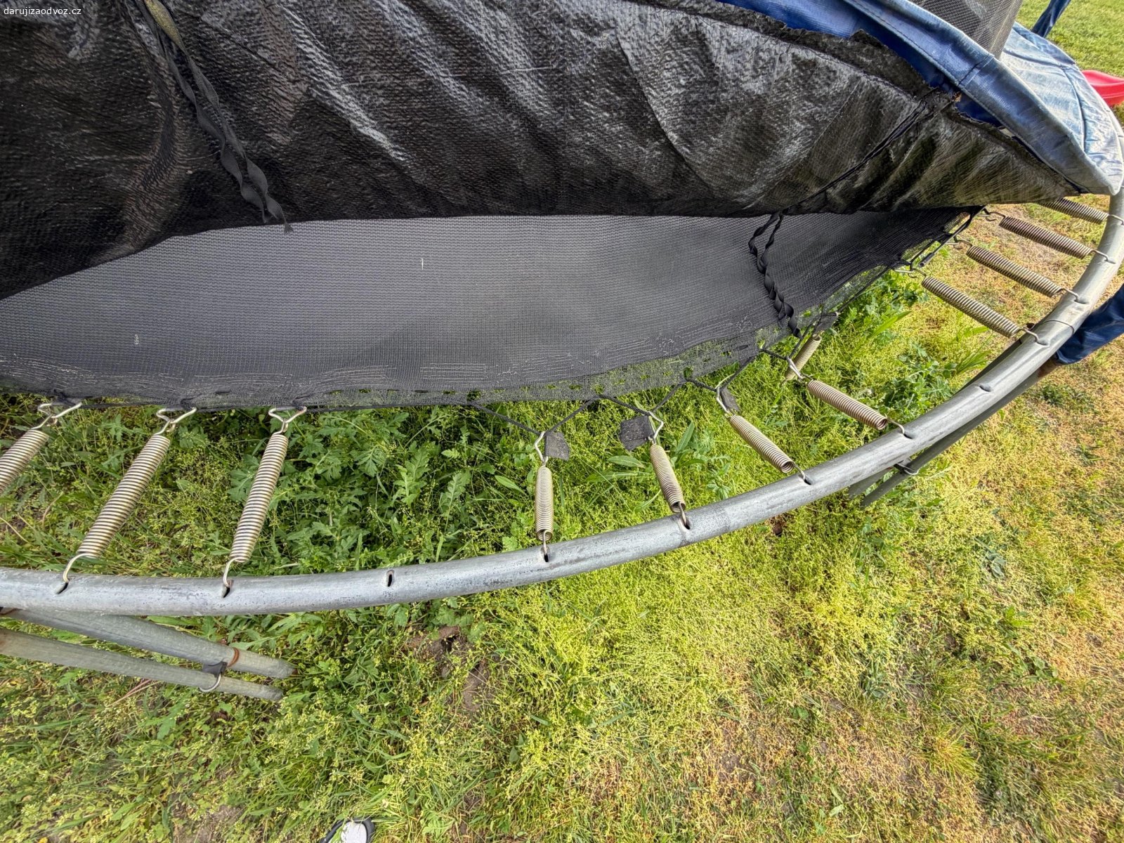 Trampolina Marimex 427cm. Trampolina Marimex 427cm, včetně náhradních dílů. Po zimě jsme zjistili poškození uchycení na jedné straně dopadové plochy. Je třeba zašít a znova vypnout. Trampolínu je nutné před odvozem rozebrat.