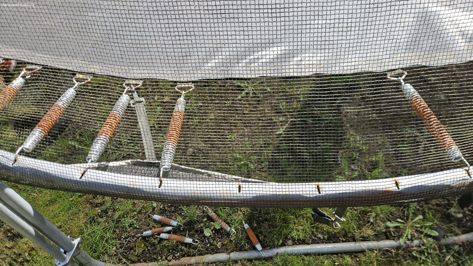 trampolína 4m. daruji trampolínu. Praskají oka na pružiny, ale na lehké dítě ještě tak sezónu vydrží. Já nemůžu uhlídat děti, aby na ní už nelezly ve větším počtu. Nutná vlastní demontáž. 4 m průměr