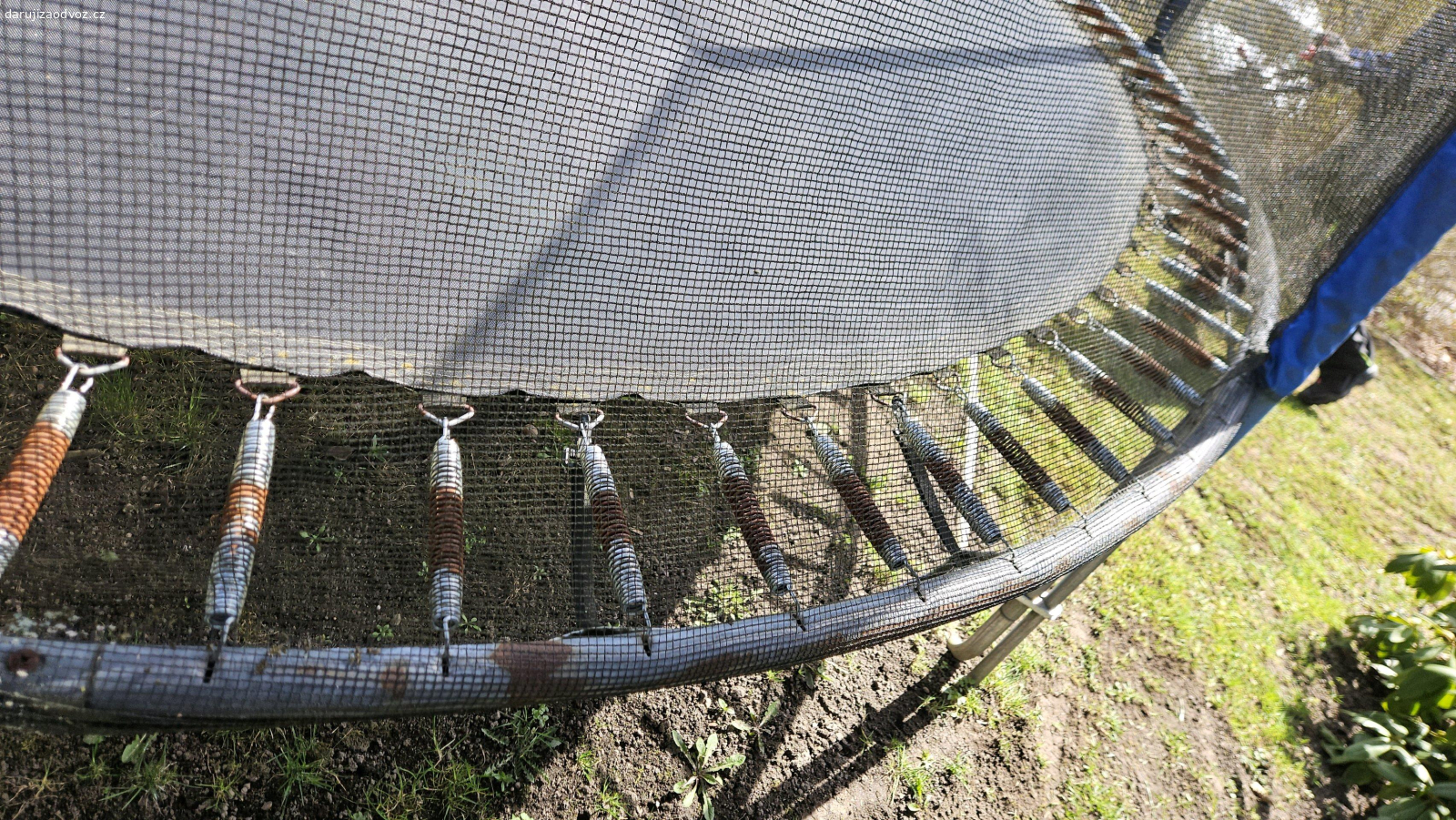 trampolína 4m. daruji trampolínu. Praskají oka na pružiny, ale na lehké dítě ještě tak sezónu vydrží. Já nemůžu uhlídat děti, aby na ní už nelezly ve větším počtu. Nutná vlastní demontáž. 4 m průměr