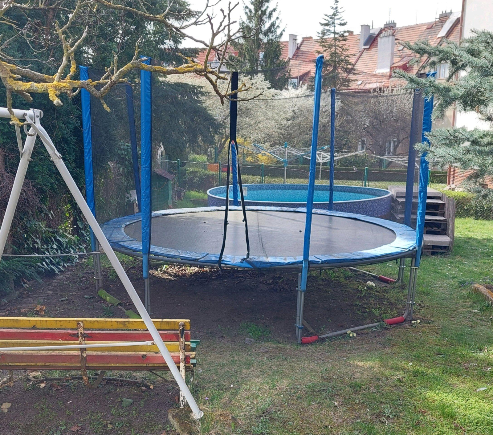 Trampolína. DARUJEME Trampolínu Good Jump. Za demontáž a odvoz ze zahrady. Stáří cca 5 let. Průměr 340 cm. Výška celkem 250 cm. Výška nad zemí 76 cm, výška sítě 184 cm. 4U = 4x nohy, 8 sloupků síť. Navíc "kotvy" z roxorových tyčí, navíc pružiny z předchozí trampolíny. Stav dle aktuálbích fotografií. Trhlina má pouze 2 cm a nemá vliv na funkčnost. Lze vyzkoušet před demontáží. Nutná demontáž a odvoz.