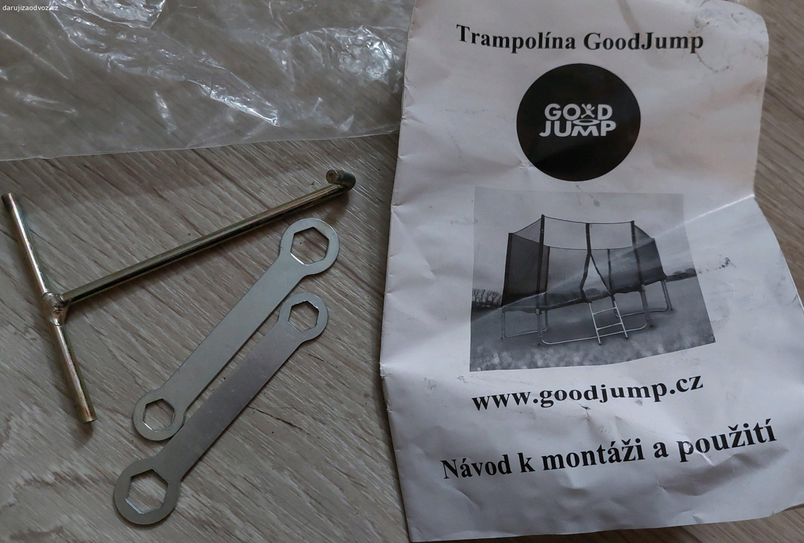 Trampolína. DARUJEME Trampolínu Good Jump. Za demontáž a odvoz ze zahrady. Stáří cca 5 let. Průměr 340 cm. Výška celkem 250 cm. Výška nad zemí 76 cm, výška sítě 184 cm. 4U = 4x nohy, 8 sloupků síť. Navíc "kotvy" z roxorových tyčí, navíc pružiny z předchozí trampolíny. Stav dle aktuálbích fotografií. Trhlina má pouze 2 cm a nemá vliv na funkčnost. Lze vyzkoušet před demontáží. Nutná demontáž a odvoz.