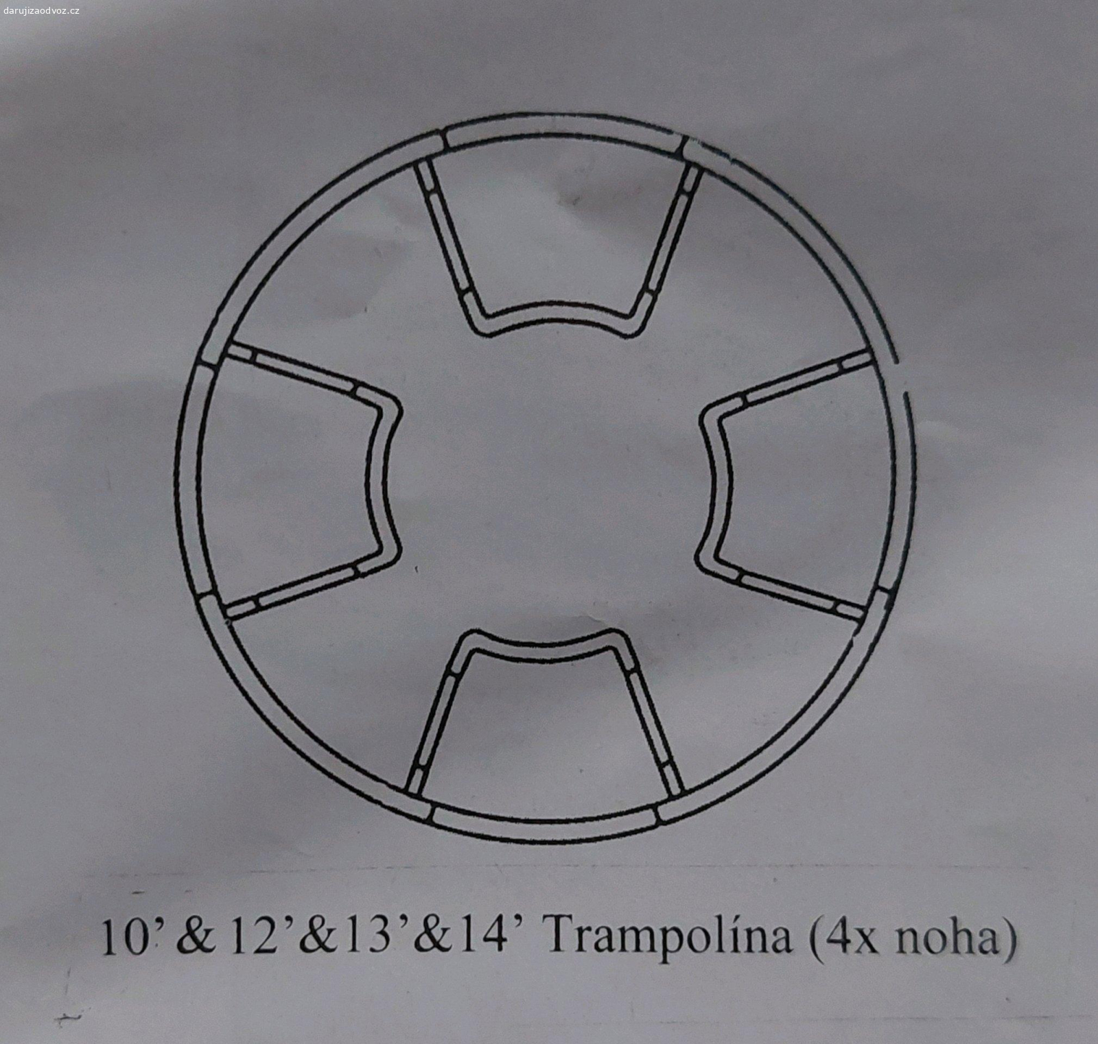 Trampolína. DARUJEME Trampolínu Good Jump. Za demontáž a odvoz ze zahrady. Stáří cca 5 let. Průměr 340 cm. Výška celkem 250 cm. Výška nad zemí 76 cm, výška sítě 184 cm. 4U = 4x nohy, 8 sloupků síť. Navíc "kotvy" z roxorových tyčí, navíc pružiny z předchozí trampolíny. Stav dle aktuálbích fotografií. Trhlina má pouze 2 cm a nemá vliv na funkčnost. Lze vyzkoušet před demontáží. Nutná demontáž a odvoz.