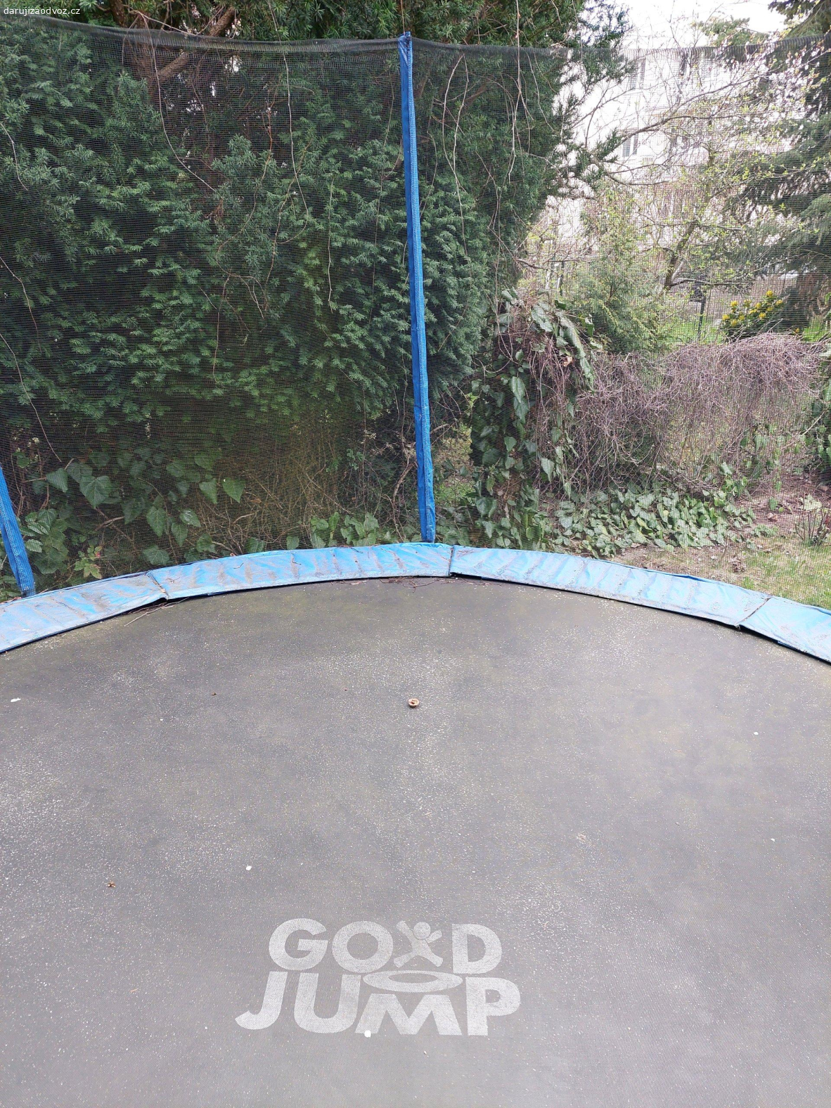 Trampolína. DARUJEME Trampolínu Good Jump. Za demontáž a odvoz ze zahrady. Stáří cca 5 let. Průměr 340 cm. Výška celkem 250 cm. Výška nad zemí 76 cm, výška sítě 184 cm. 4U = 4x nohy, 8 sloupků síť. Navíc "kotvy" z roxorových tyčí, navíc pružiny z předchozí trampolíny. Stav dle aktuálbích fotografií. Trhlina má pouze 2 cm a nemá vliv na funkčnost. Lze vyzkoušet před demontáží. Nutná demontáž a odvoz.