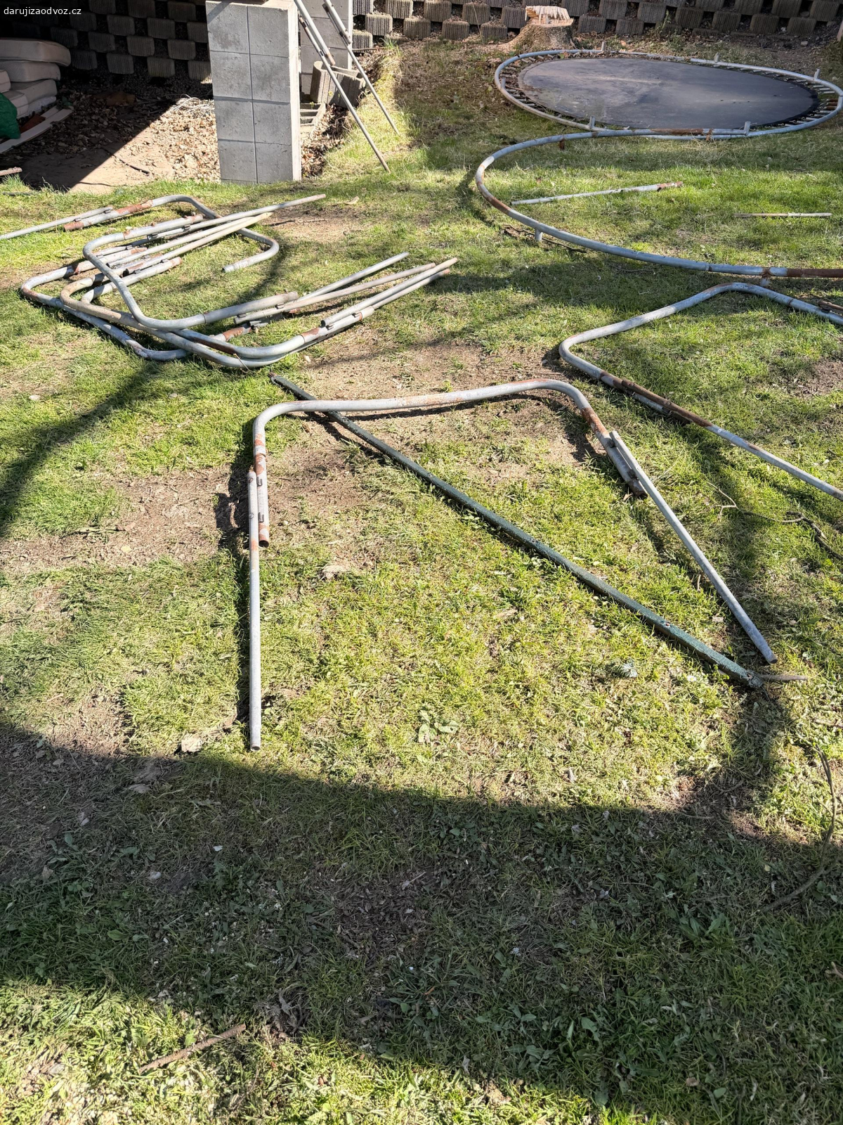 Trampolína. Zahradní trampolína za odvoz, spíše renovační stav.