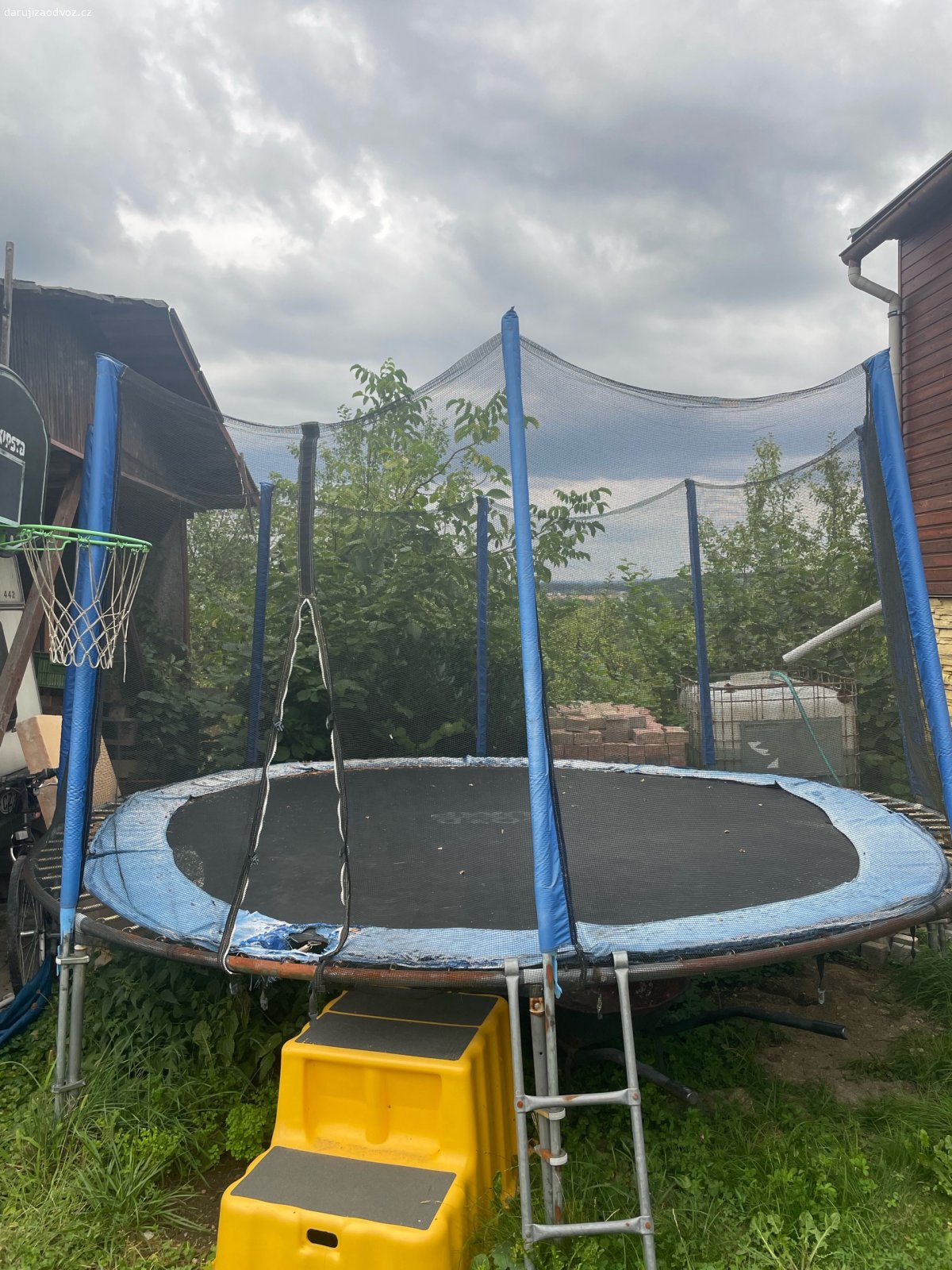 Trampolína. Trampolína v opotřebovaném stavu.