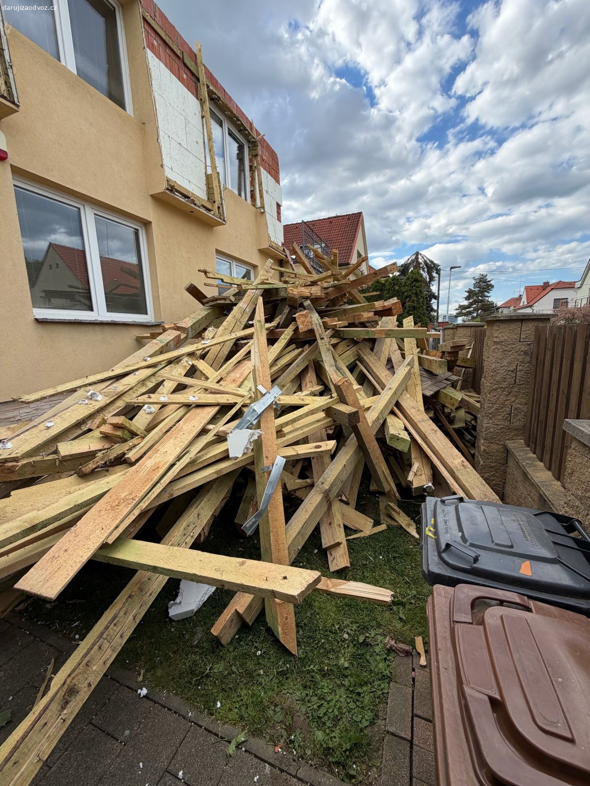 Trámy, fošny, latě ze staré střechy. Daruji dřevo ze staré střechy. Neshnilé, bez červotočů v dobrém stavu. Prosím o odvoz všeho. Daruji vše nebo nic. Omlouvám se, nemám ale kapacitu, dříví rozdávat po troškách. Odvoz poměrně spěchá. Děkuji.