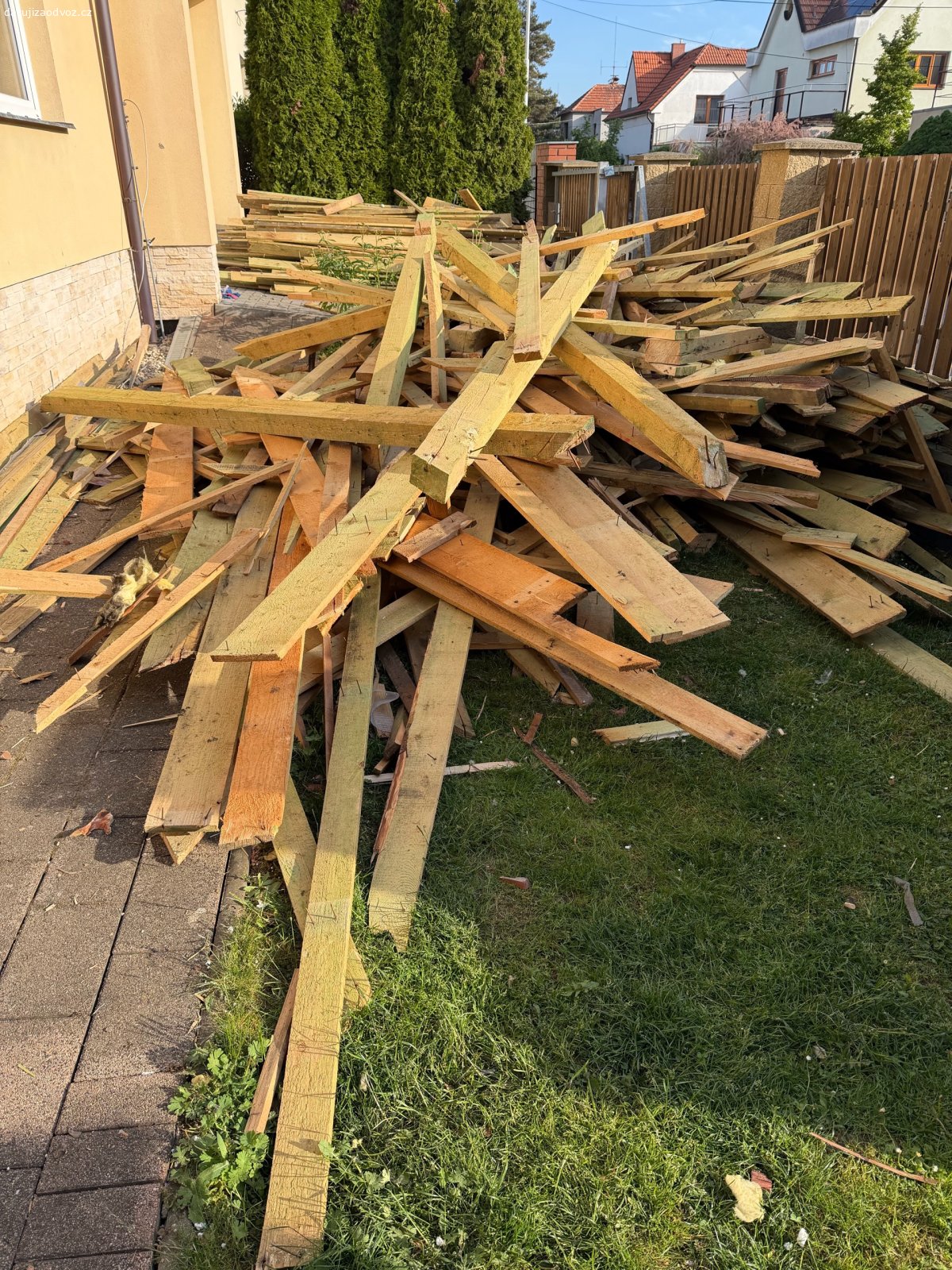 Trámy, fošny, latě ze staré střechy. Daruji dřevo ze staré střechy. Neshnilé, bez červotočů v dobrém stavu. Prosím o odvoz všeho. Daruji vše nebo nic. Omlouvám se, nemám ale kapacitu, dříví rozdávat po troškách. Odvoz poměrně spěchá. Děkuji.