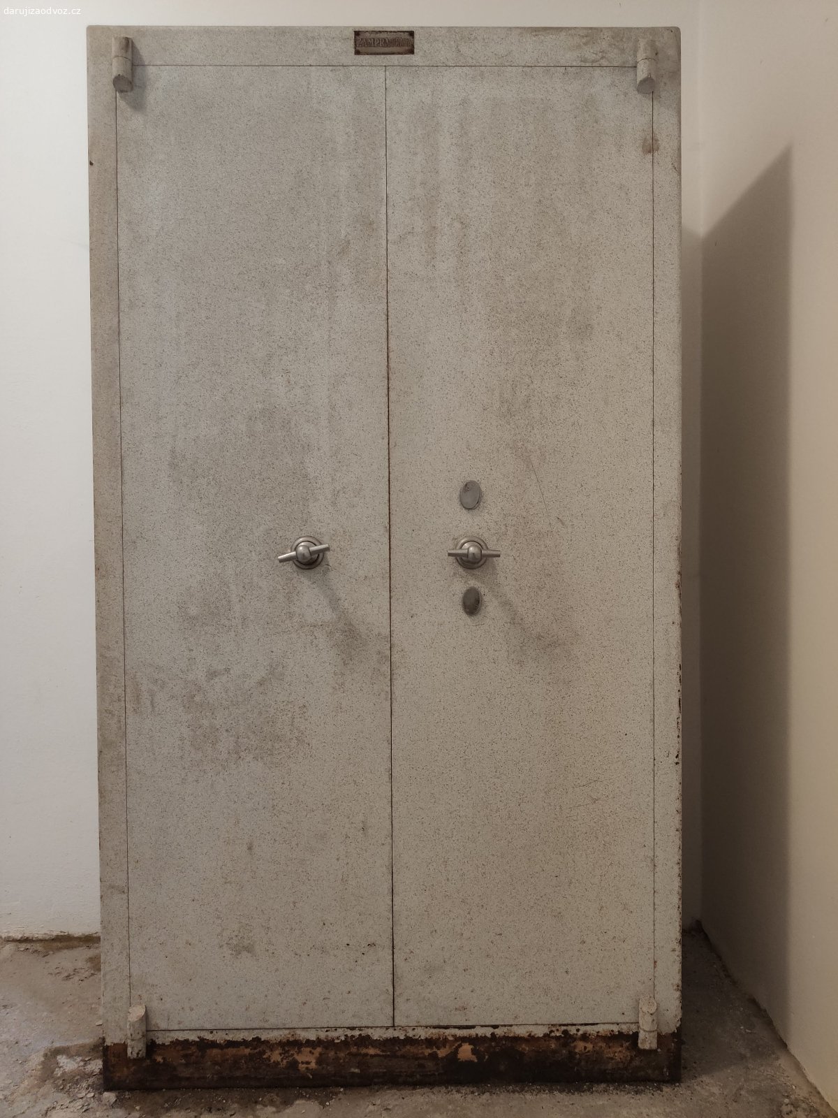 trezorová skříň ZAMPRA. Nabízím za odvoz trezorovou skříní ZAMPRA š.100/hl.55/v.180cm, od které nejsou klíče.