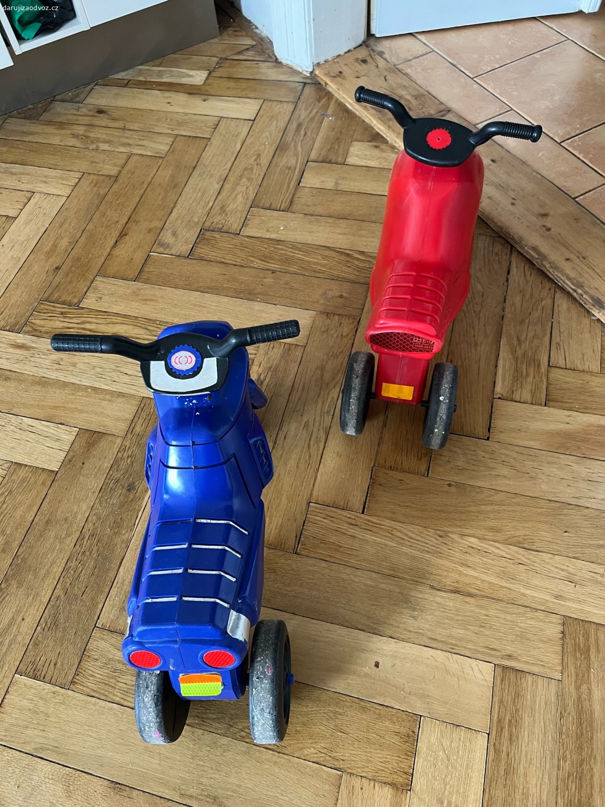 Trikolky. daruji 2 male plastove trikolky, vhodne tak pro 2 lete deti, ale i starsi.