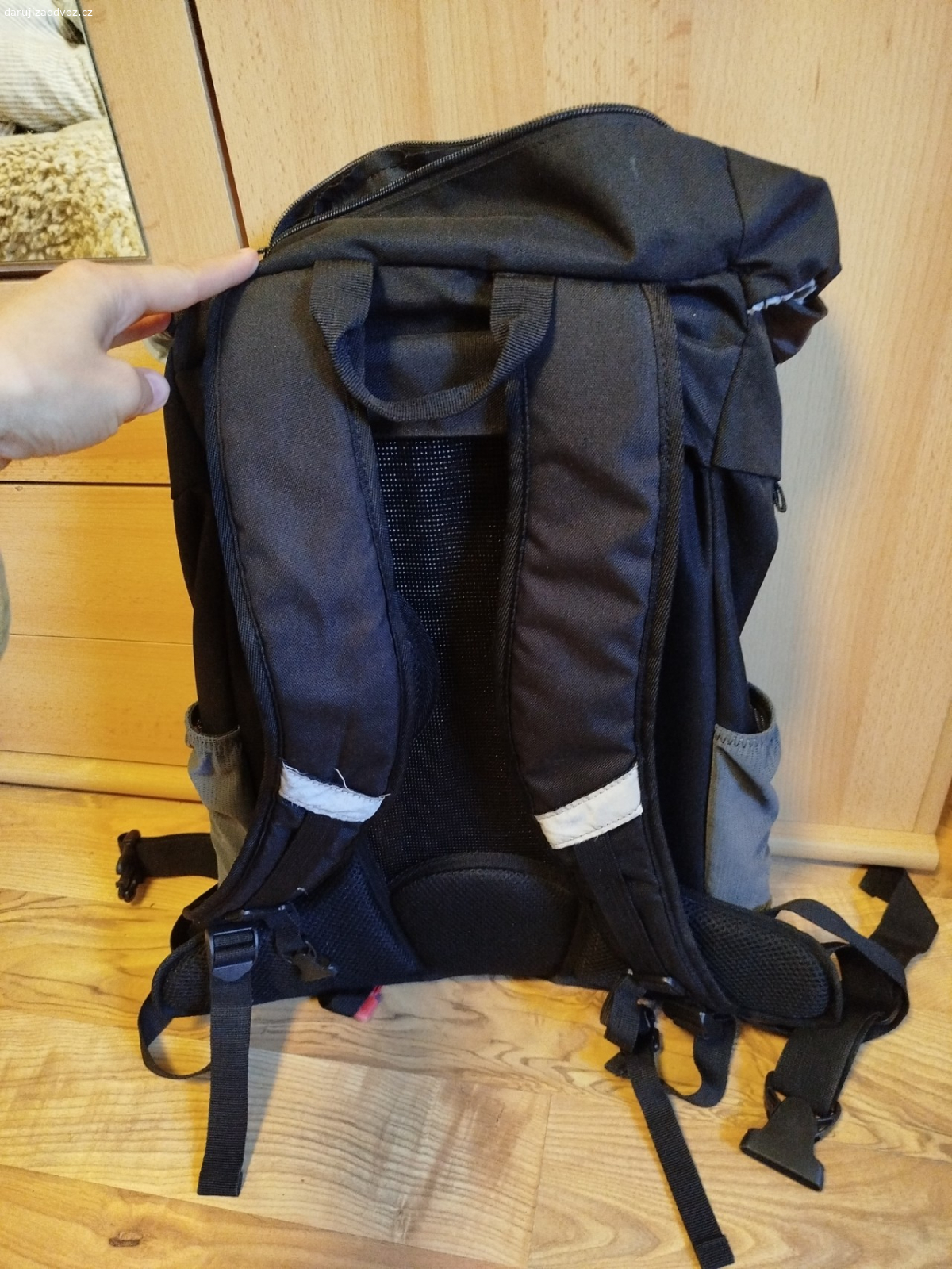 turistický batoh cca 35 l. funkční, všechny zipy fungují, pořídili jsme si nový. zeleninu nebo ovoce oceníme