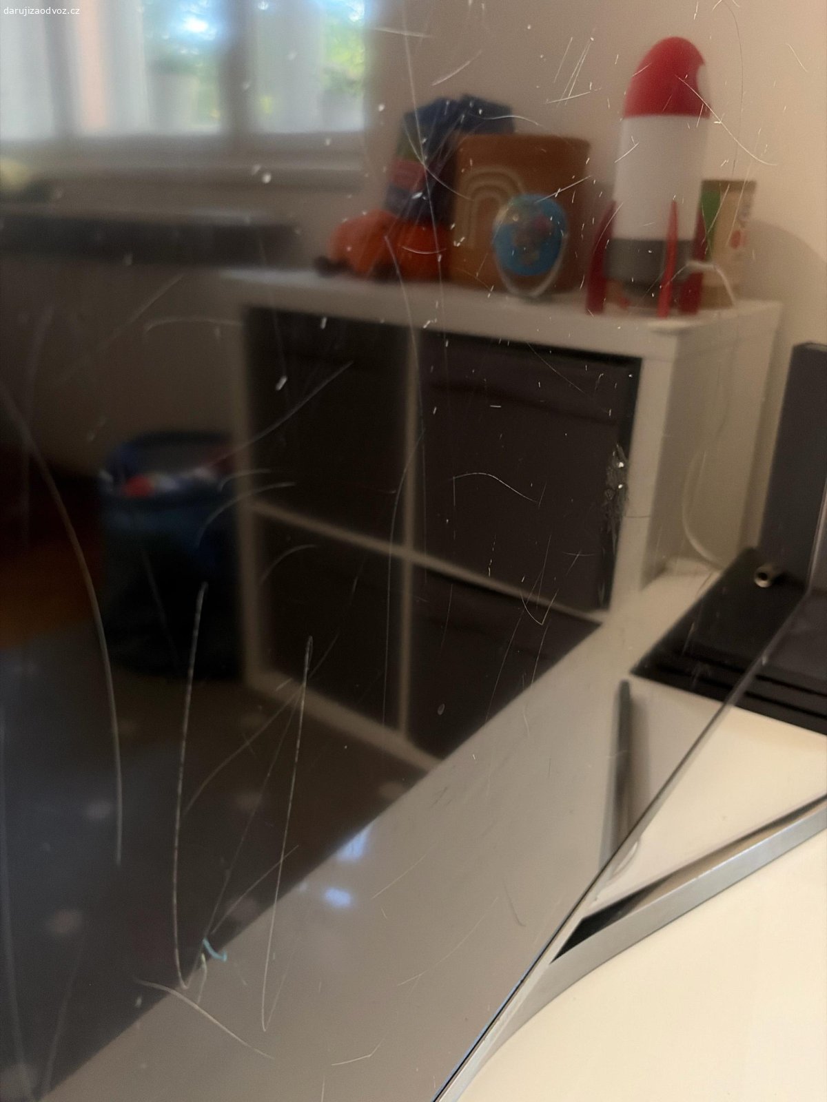 tv samsung. Daruji televizi značky Samsung, bohužel má rozbitý a poškrábaný displej/obraz (děti -.-). vše viz. fotky. ! Poškození bohužel není jen povrchové — nefunguje obraz. Proto ji daruji. zkouším internet první, jestli má někdo o tohle zajem, jinak se jí zbavíme. Pokud byste o ni měl i tak zájem, napiste a stavte se. 
* pro nekoho kdo se v tom vyzna, asi na náhradní díly. 55”
Praha 3, Prosím jen vážní zájemci, kdo si může odvézt.