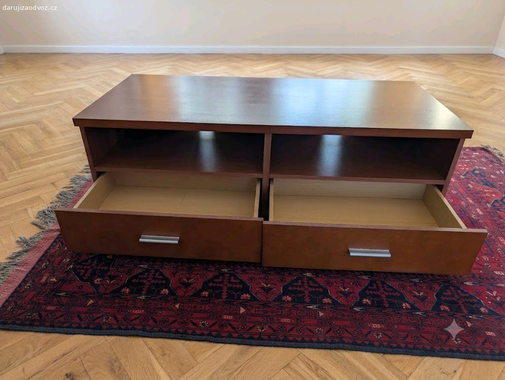 TV stolek 124x59 cm. Daruji zachovalý TV stolek v barvě třešeň v rozměru cca 124x59 cm, k vyzvednutí na Praze 4.