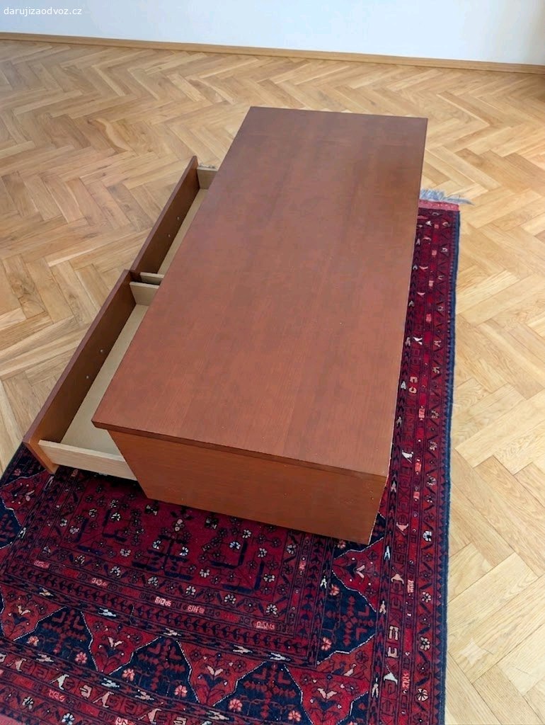 TV stolek 124x59 cm. Daruji zachovalý TV stolek v barvě třešeň v rozměru cca 124x59 cm, k vyzvednutí na Praze 4.