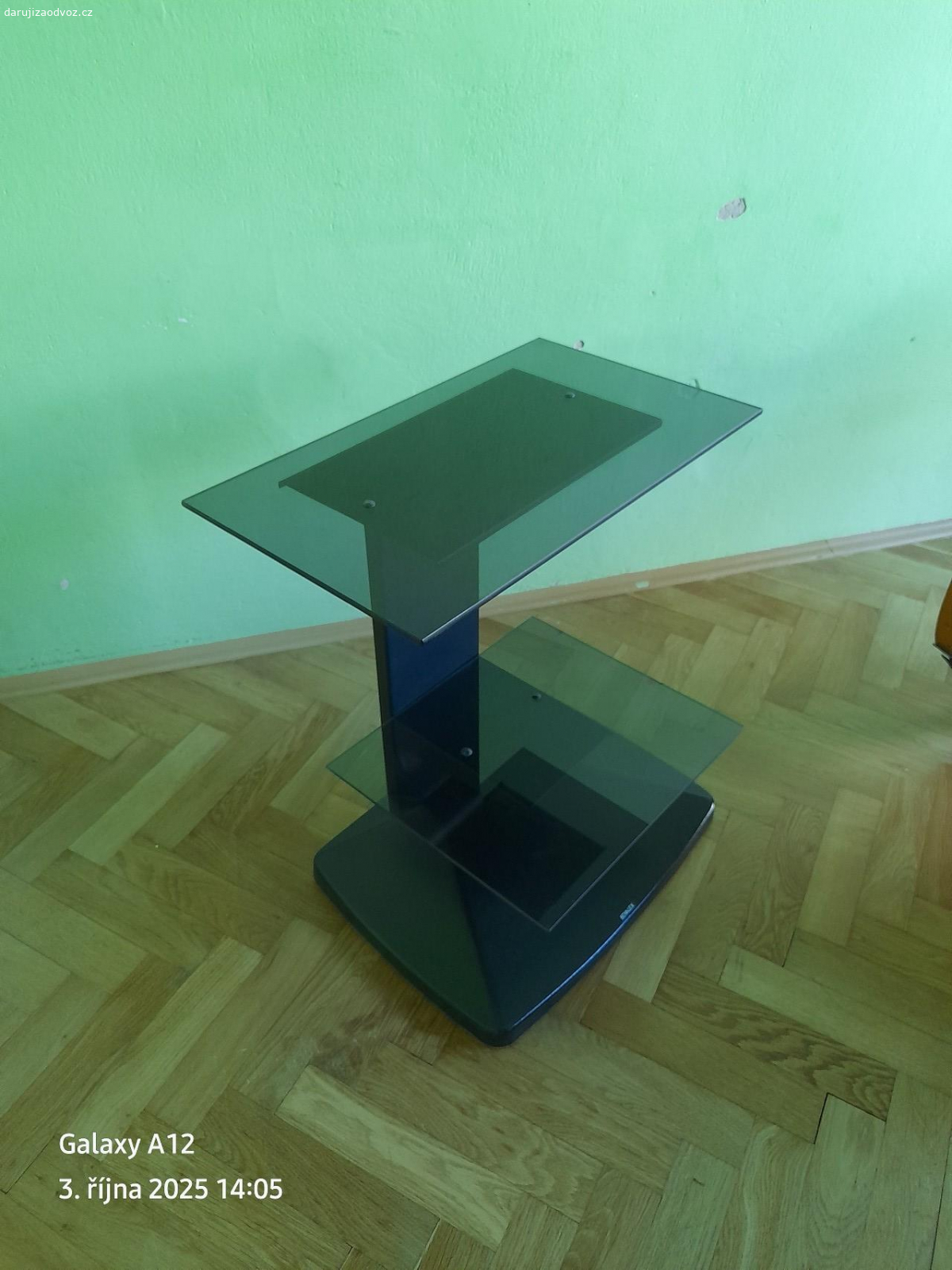 TV stolek. Horní plocha na TV: 35cm x 60 cm, Dolní plocha: 44 cm x 38 cm, 
výška 65 cm, hloubka 38 cm