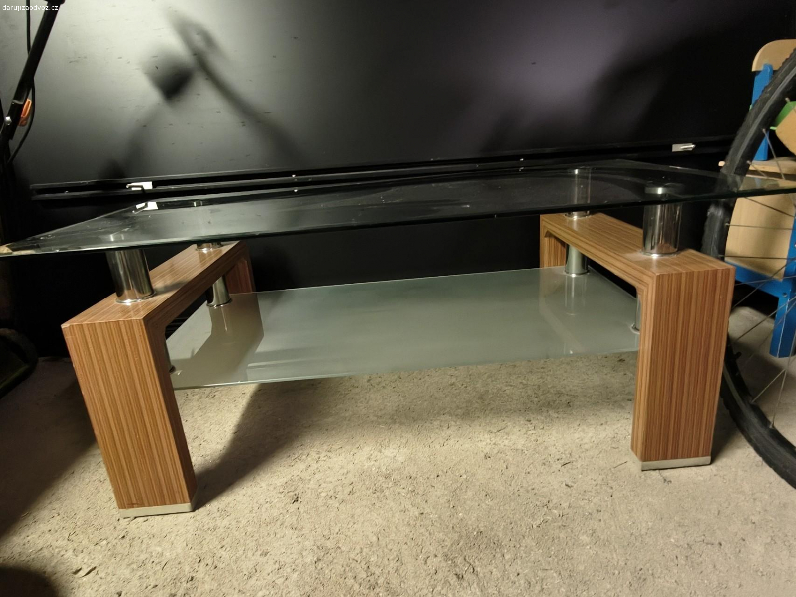 Tv stolek. Skleněný zachovalý stůl