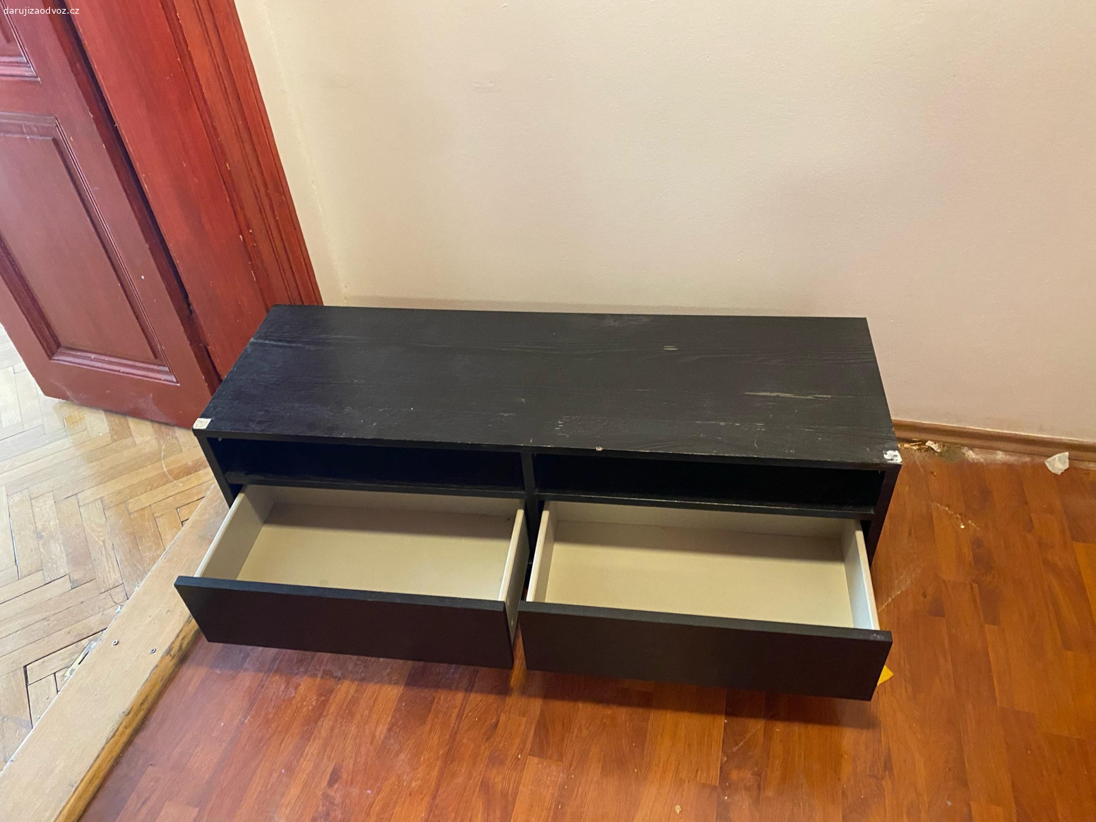 TV stolek. 2 supliky 

rozměry: 
hloubka 38 
výška 42
šířka 120

vyzvednutí 14.4. nebo 16.4. 9-15h 

na email nereaguji prosim rovnou kontakt na mobil