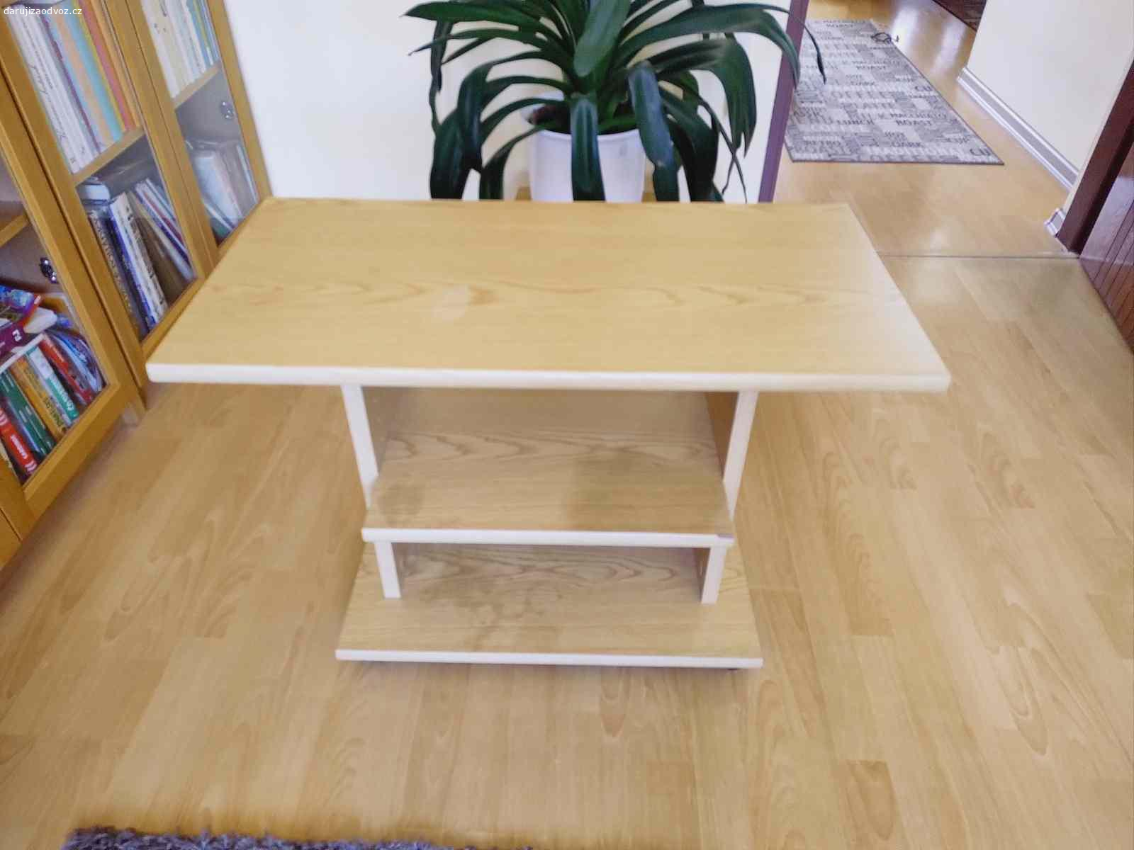 TV stolek. Daruji starší stolek pod televizi, rozměry 80x40 cm.