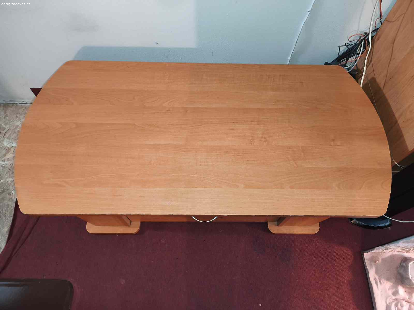 TV stůl. Daruji tento stůl pod TV. Jeví známky používání, ale nic hrozného... Třeba ještě někomu poslouží.