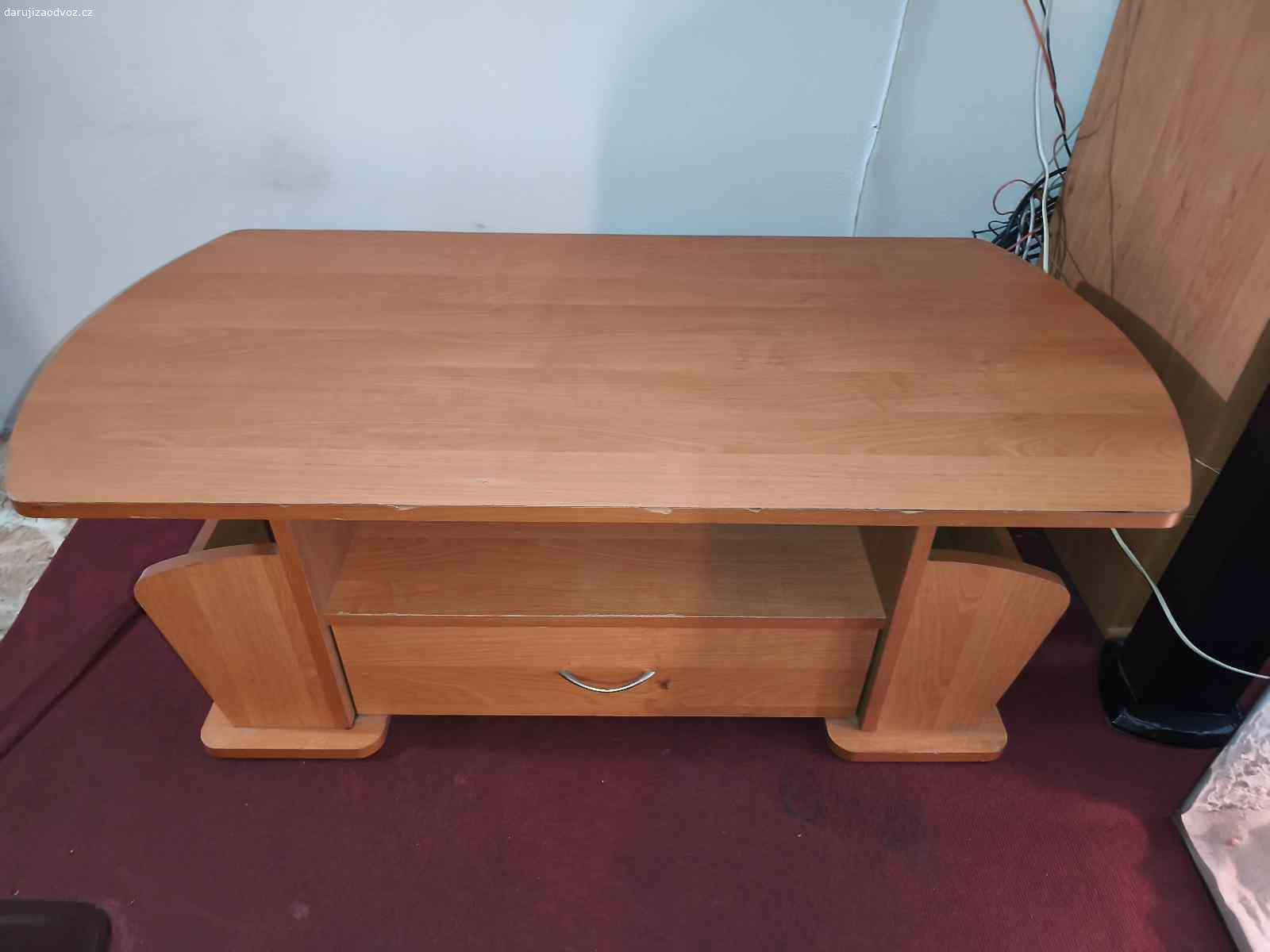 TV stůl. Daruji tento stůl pod TV. Jeví známky používání, ale nic hrozného... Třeba ještě někomu poslouží.