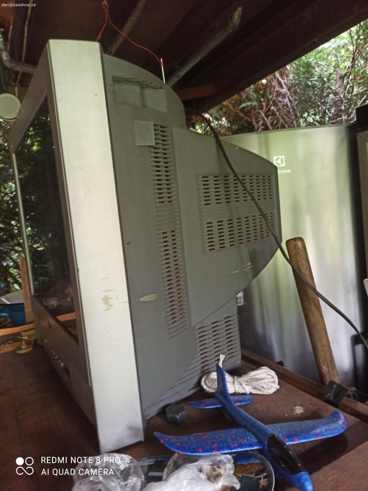 Tv. Daruji starou Tv s plochou obrazovkou, plně funkční,  používali jsme na zahradě pod přístřeškem.