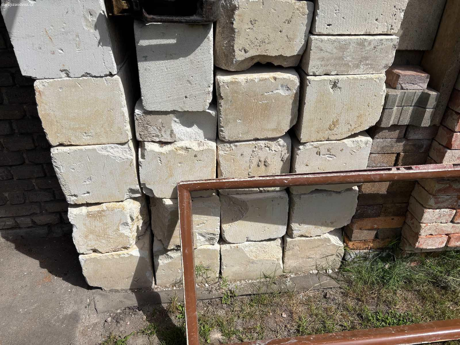 Tvárnice. Daruji za odvoz cca 30ks. Odběr celého množství.