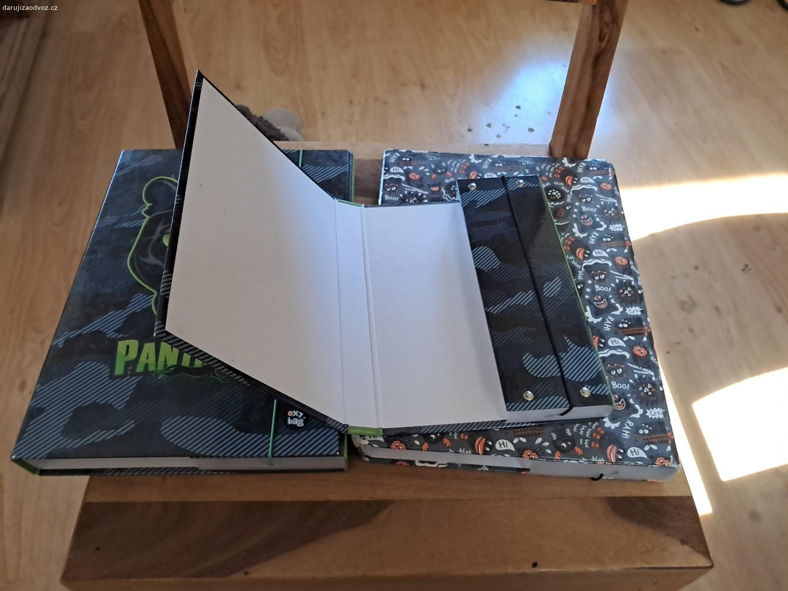 Tvrdé desky na sešity,  učebnice. Tvrdé papírové desky 2× A4,  1×A5