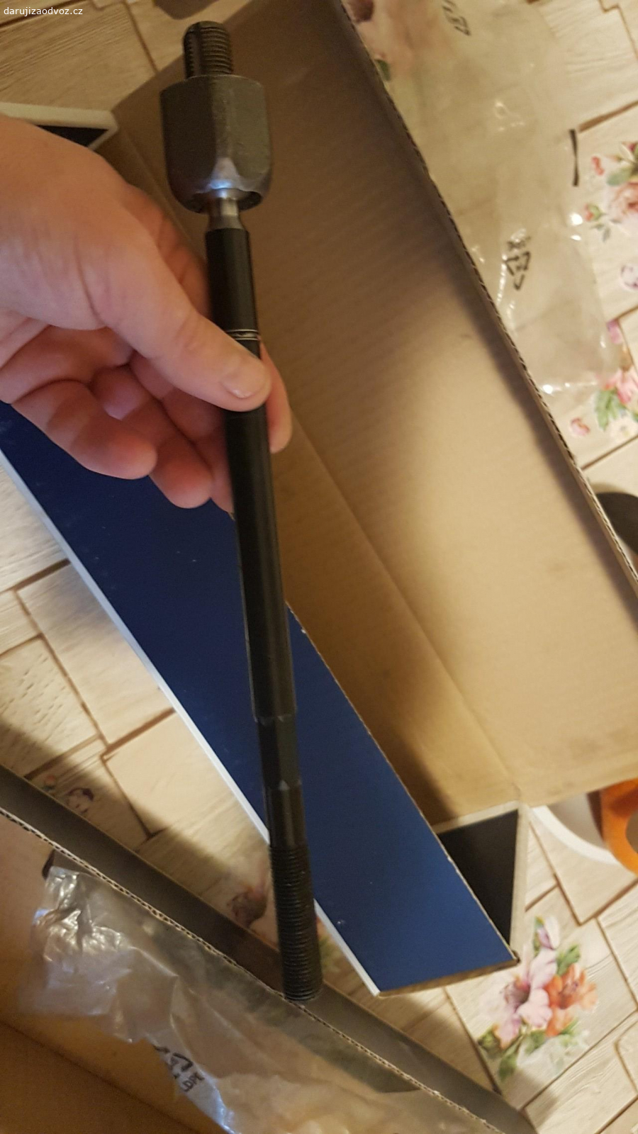 Tyčky řizeni Škoda Roomster Fabi. Daruji nové,pouze rozbaleno tyčky řizeni 2 ks.Škoda Roomster,Fabie a nevím do čeho ještě půjde namontovat, spěchá,nebo jede do šrotu.Nikam neposílám, vyzvednout v Česká Lípa.