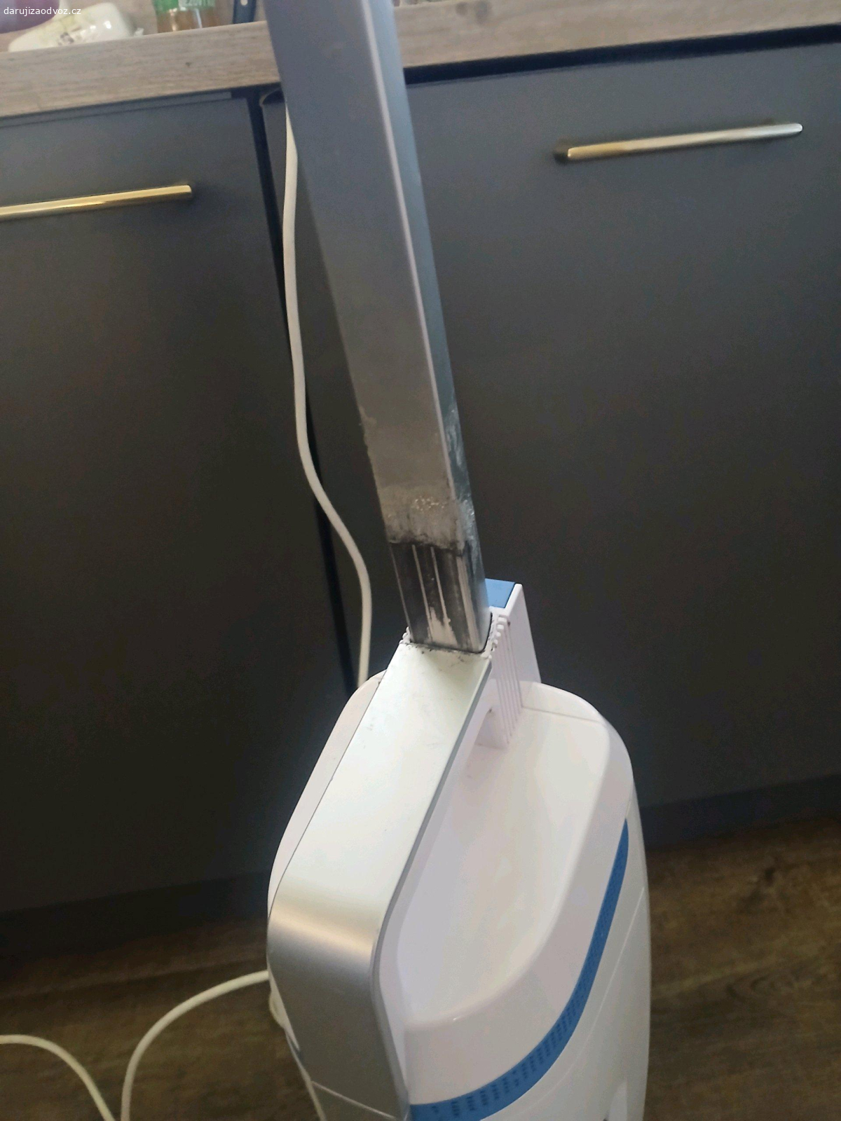 Tyčový vysavač. Daruji tyčový vysavač. Celý popis zde:
https://www.datart.cz/parni-mop-a-vysavac-tesla-powerstar-gt400/1.html
Tento ma již vady ale stále vysava a i může vytřít.nejspise vysava méně. Pokud by šel úplně rozebrat a vyčistit uvnitř tak to by bylo nejlepší.  Ja ho vyčistila kam jsem se jen dostala. Tyč je nutno přilepit, pak to drží v pořádku.