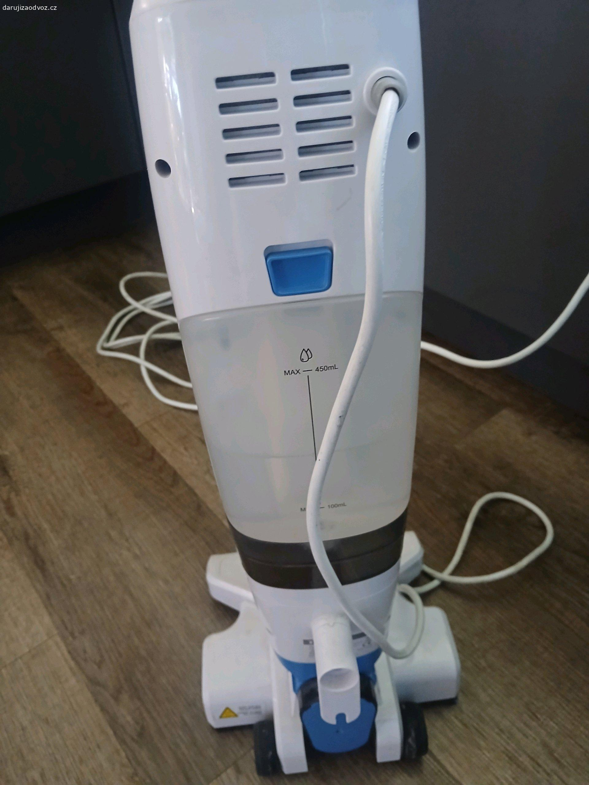 Tyčový vysavač. Daruji tyčový vysavač. Celý popis zde:
https://www.datart.cz/parni-mop-a-vysavac-tesla-powerstar-gt400/1.html
Tento ma již vady ale stále vysava a i může vytřít.nejspise vysava méně. Pokud by šel úplně rozebrat a vyčistit uvnitř tak to by bylo nejlepší.  Ja ho vyčistila kam jsem se jen dostala. Tyč je nutno přilepit, pak to drží v pořádku.