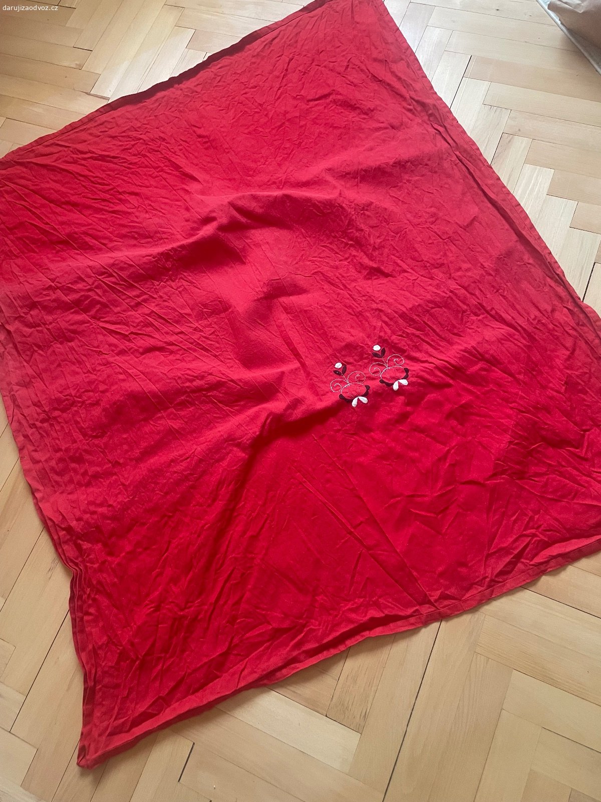 RETRO ubrus - 113 x 135 cm. Daruji RETRO ubrus, rozměry cca 113 x 135 cm. Bez vad. K vyzvednutí po předchozí domluvě na Praze 4. Lze zaslat i Zásilkovnou při platbě předem. Daruji další věci za ODVOZ viz. inzeráty!