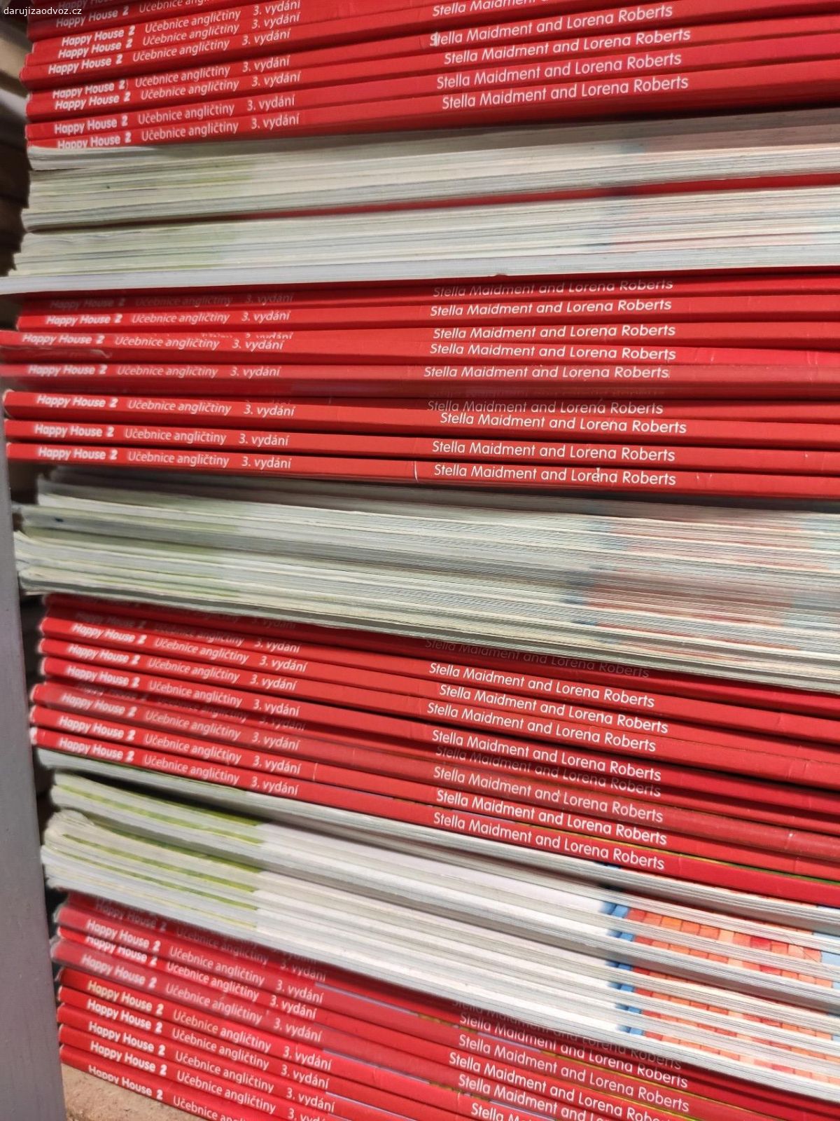 Učebnice AJ 300ks. Ve skladu máme cca 300 použitých učebnic, které musí nejpozději 30. 6. 2025 zmizet. Jde pouze o učebnice, ne pracáky.

Je tam Project 1 50ks, Project 2 50ks, Project 3 50ks, Project 5 50ks, Happy House 2 70ks, Happy Street 2 40ks.

Jsme ZŠ Za Alejí, Uherské Hradiště.