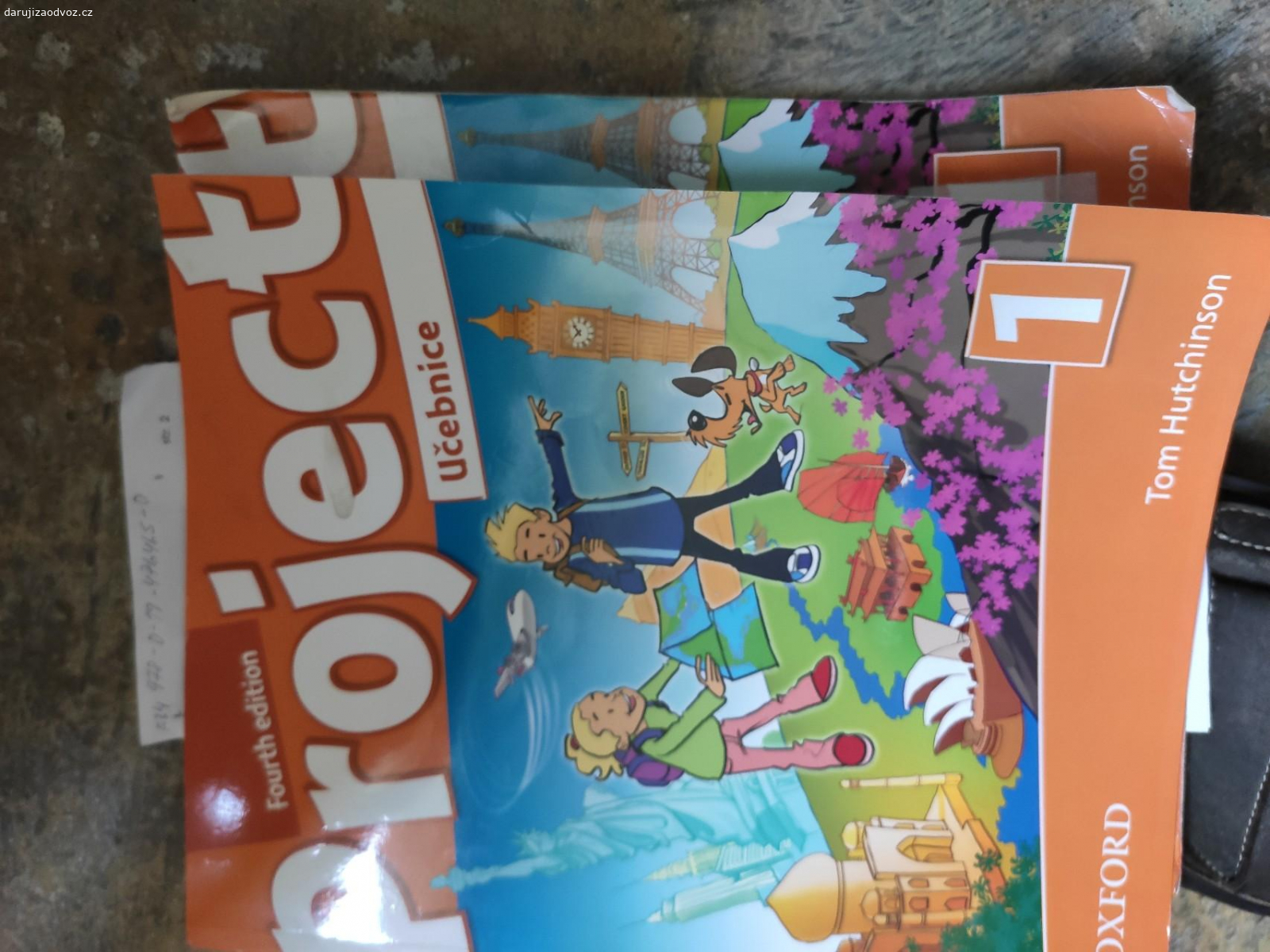 Učebnice AJ 300ks. Ve skladu máme cca 300 použitých učebnic, které musí nejpozději 30. 6. 2025 zmizet. Jde pouze o učebnice, ne pracáky.

Je tam Project 1 50ks, Project 2 50ks, Project 3 50ks, Project 5 50ks, Happy House 2 70ks, Happy Street 2 40ks.

Jsme ZŠ Za Alejí, Uherské Hradiště.