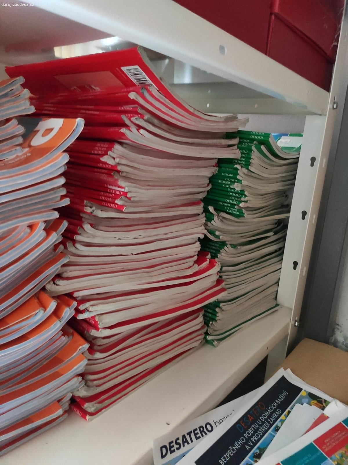 Učebnice AJ 300ks. Ve skladu máme cca 300 použitých učebnic, které musí nejpozději 30. 6. 2025 zmizet. Jde pouze o učebnice, ne pracáky.

Je tam Project 1 50ks, Project 2 50ks, Project 3 50ks, Project 5 50ks, Happy House 2 70ks, Happy Street 2 40ks.

Jsme ZŠ Za Alejí, Uherské Hradiště.
