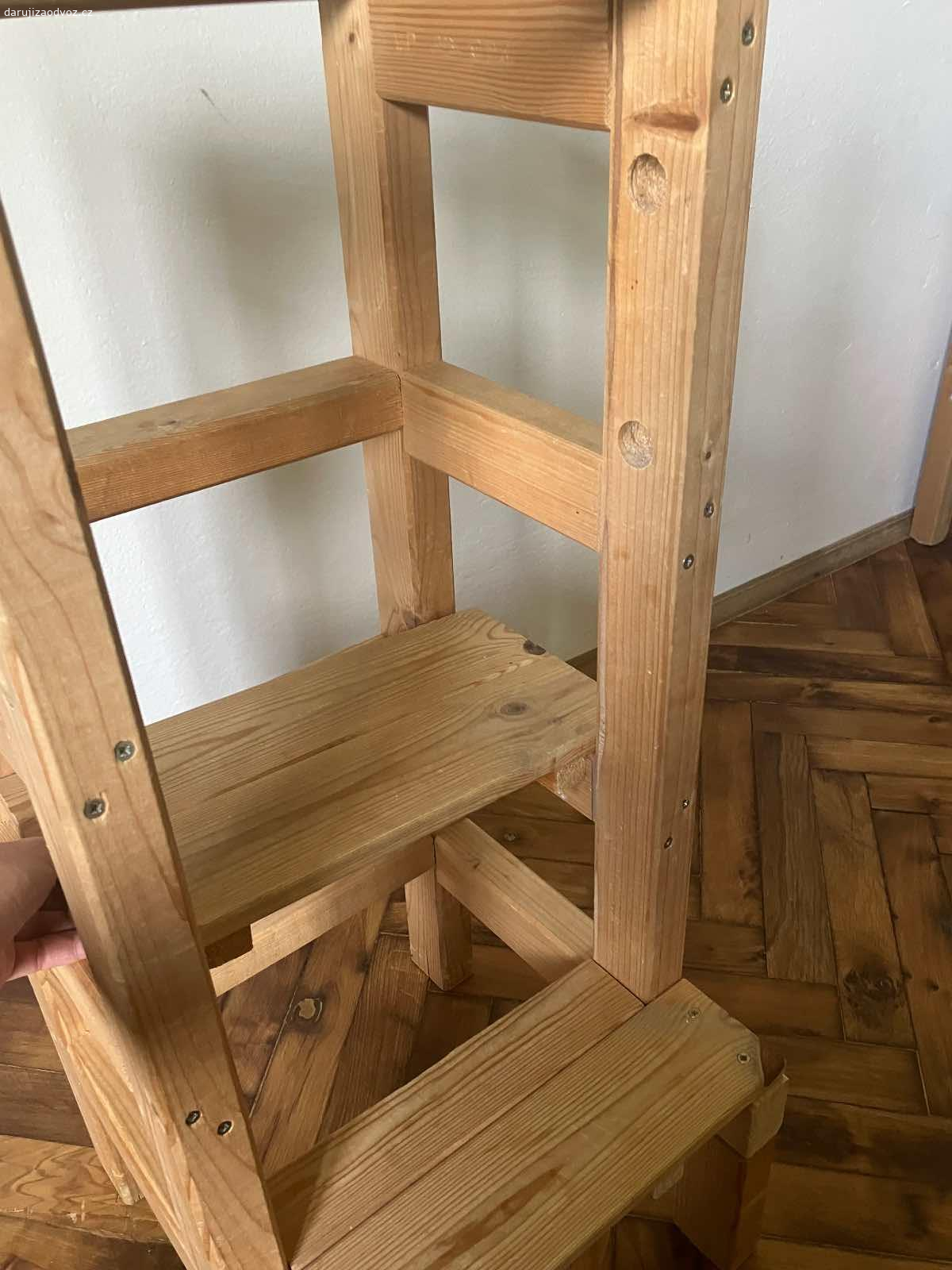 Rostoucí jídelní židlička zn. Tabra + učící věž. Vymenim rostouci jidelni zidlicku z masivu ceske znacky Tabra spolu s drevenou ucici vez domaci vyroby za 3-5kg bio ovozel/prebytky ze zahradky. 

Rostouci drevena jidelni zidlicka ceske znacky Tabra. PC: 5000,-  : 
- diky nastavitelnym komponentum vydrzi detatku od 1. prikrmu az do cca 8mi let. 
- 2 sady mekkych pratelnych bavlnenych potahu  ? volitelne pasy na pripoutani detatka (nedoporucovany pri BLW metode) 
- hezka, po jednom diteti, bezne opotrebeni, viz foto 
- kvalitni zpracovani, celomasiv= podpora ceske znacky 
- jednoduche upevneni na jidleni zidli dle Vaseho vyberu

 *jsme non toxic domacnost  

Nejlepsi bude osobni predani- Praha 20/Prosek.

Ucici vez: 

- 3 vysky stupatka (nejvyssi jde pouzit i jako nouzovka na sezeni)
- domaci vyroba, plne funckni
- masivni drevo