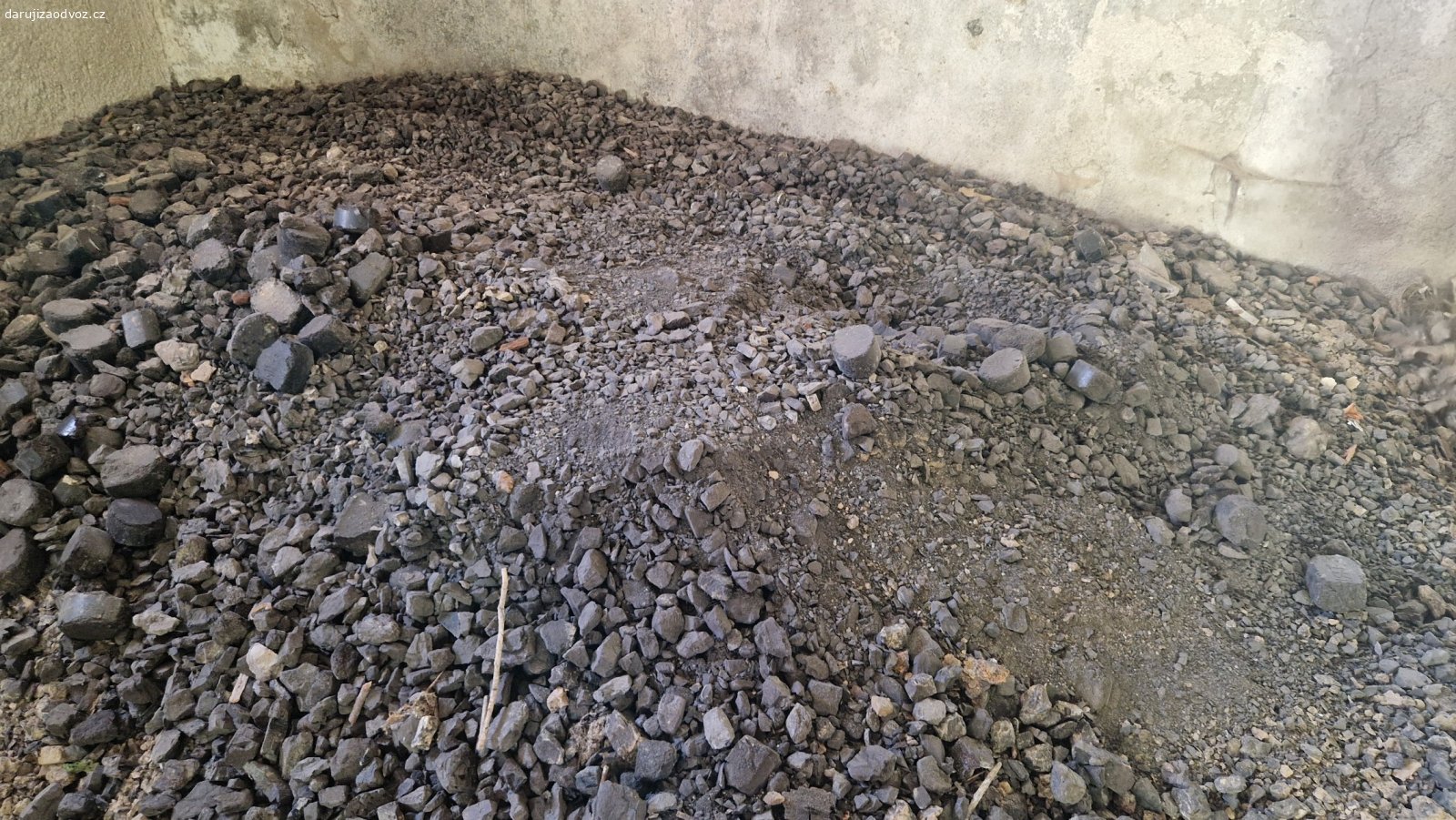 Uhlí za odvoz. Daruji za odvoz směs uhlí po babičce - cca 15 metráků. Musíte si ho sami naložit, vyvézt z maštale a odvézt. Pouze osobní odběr.