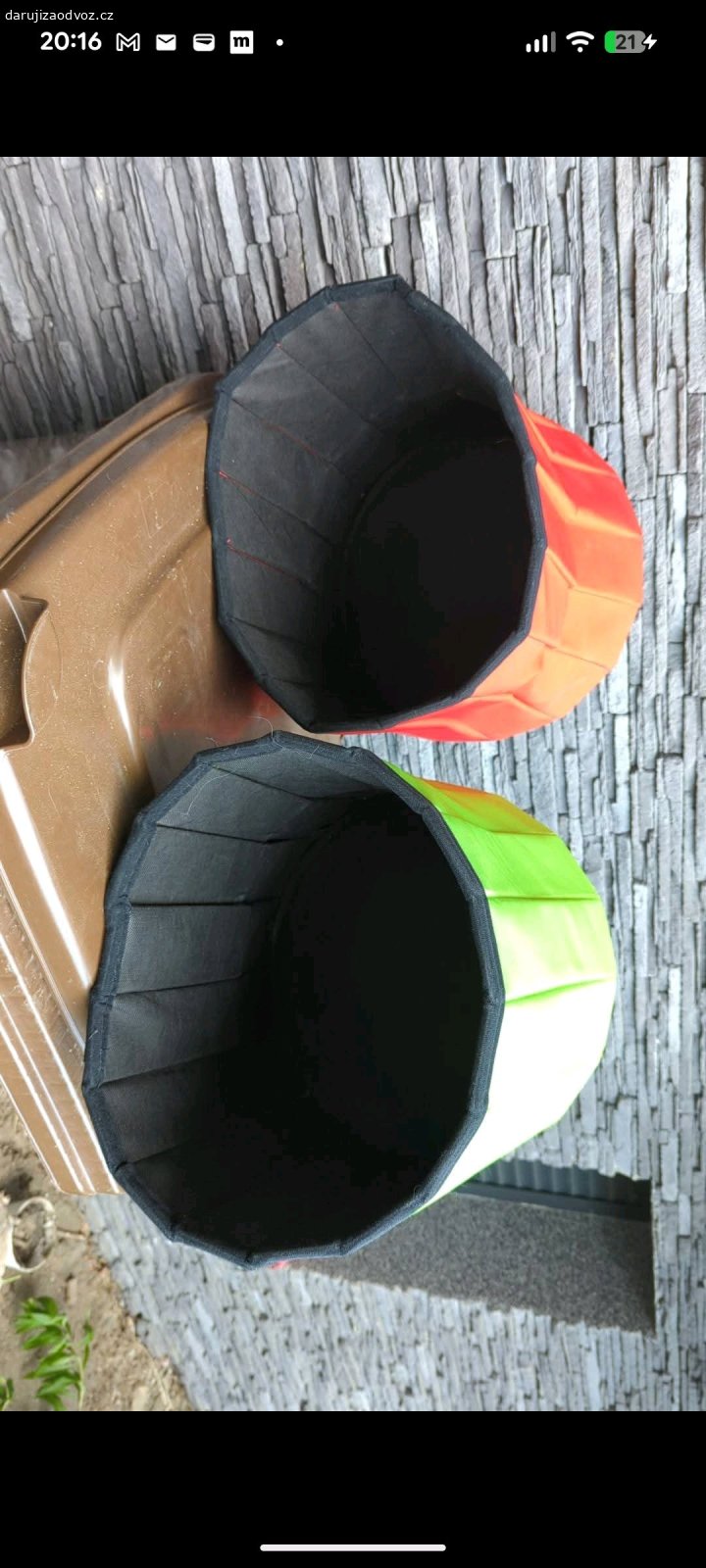 úložné boxy. Daruji dva úložné boxy bez víka.
Některé svislé výztuže jsou prasklé, proto jsou boky prohnuté, ale i tak svou funkci splní. Třeba na plyšáky, lego, klubka vlny .... ?

Karlovy Vary