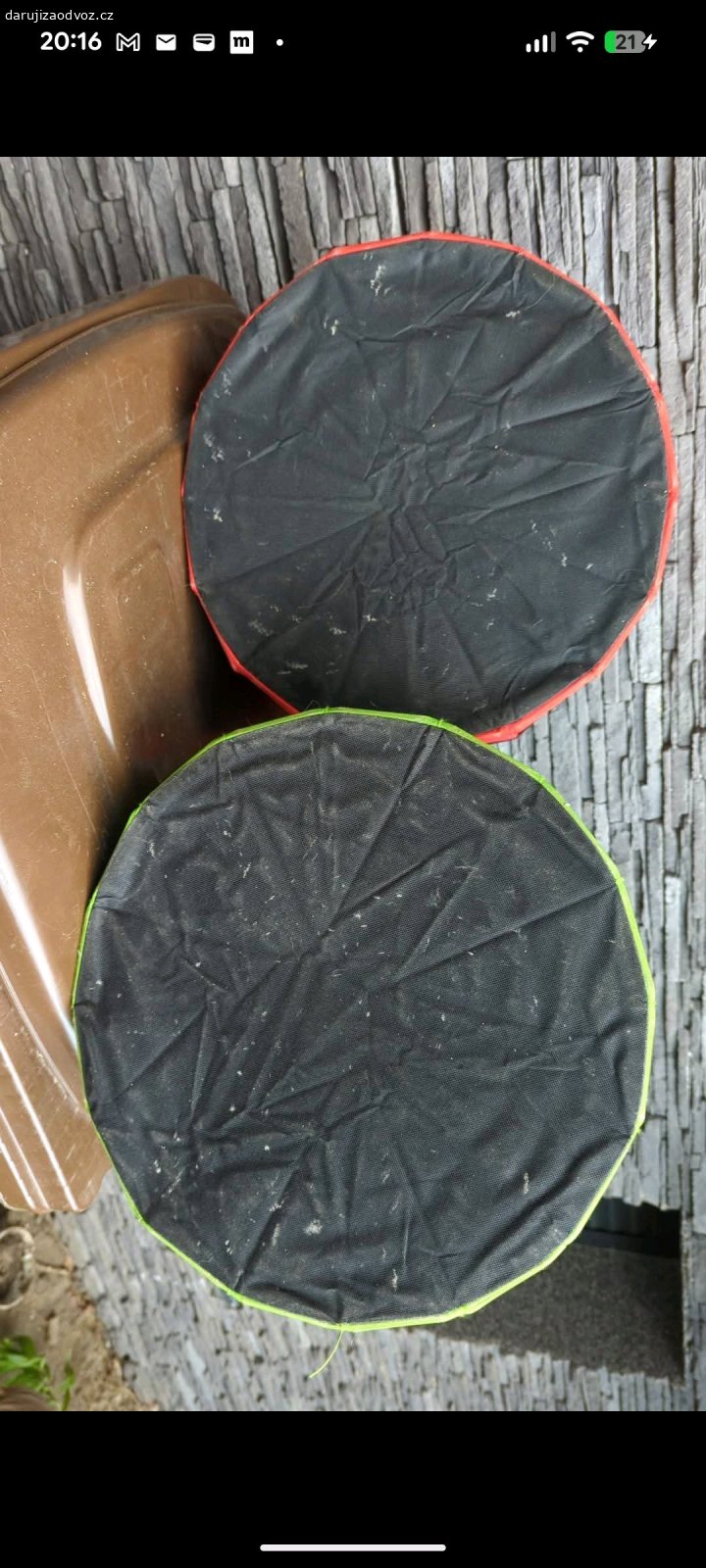 úložné boxy. Daruji dva úložné boxy bez víka.
Některé svislé výztuže jsou prasklé, proto jsou boky prohnuté, ale i tak svou funkci splní. Třeba na plyšáky, lego, klubka vlny .... ?

Karlovy Vary