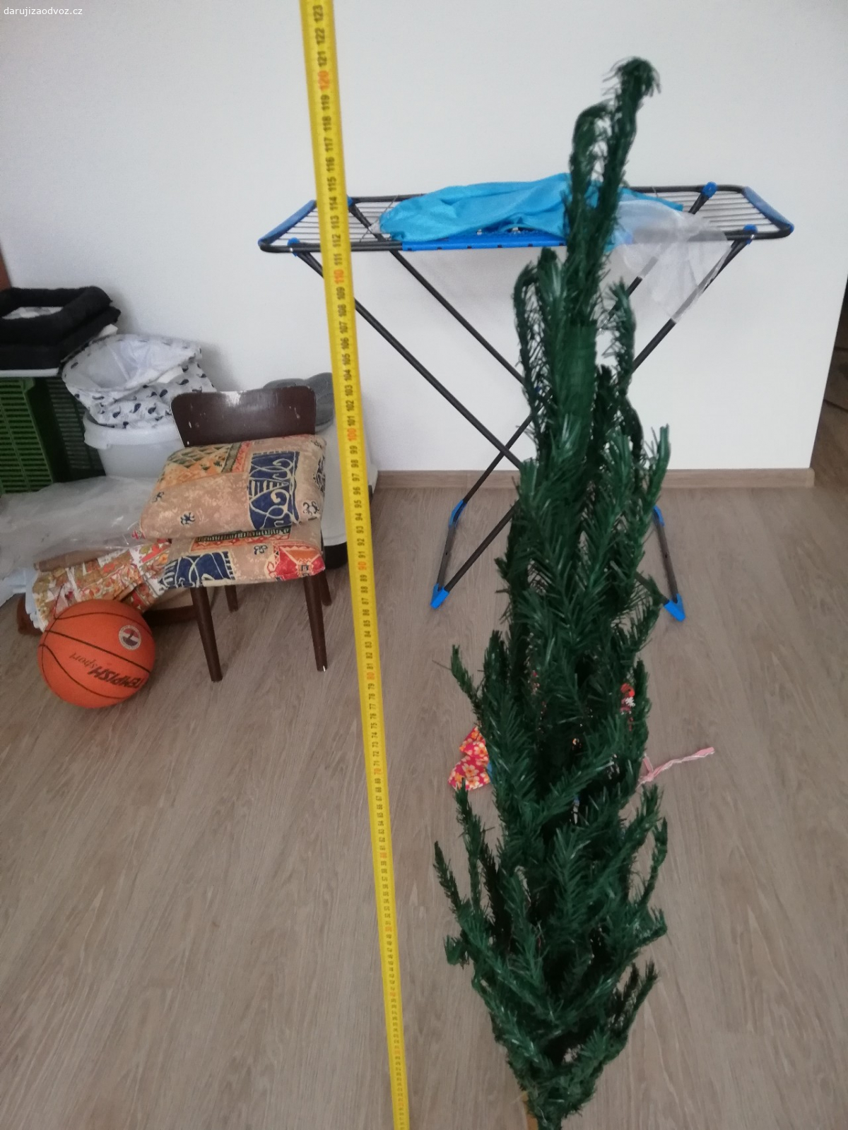 Umělý vánoční stromek. Daruji umely Vanocni stromek, vyska cca 120 cm, kdyz jsou zvednute horni větvičky. Pouze osobni převzetí Olomouc