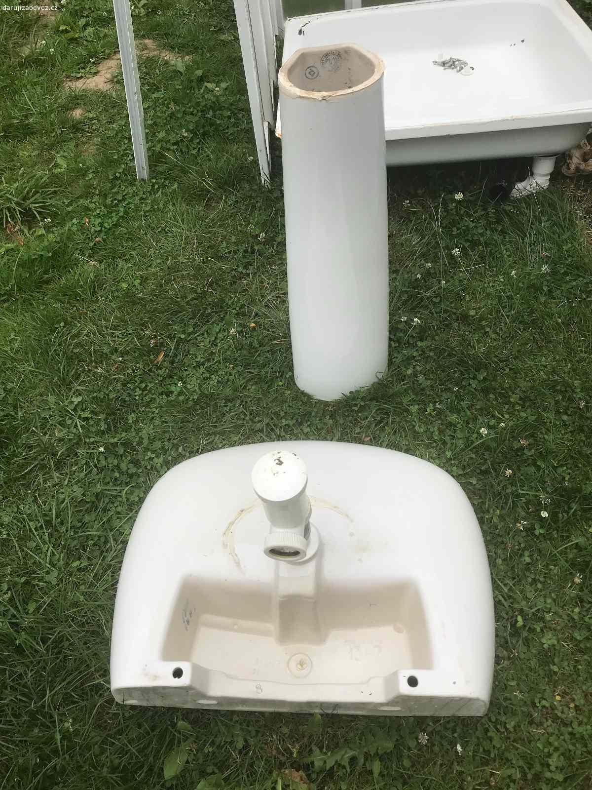 umývadlo bílé keramické se sloupem. Nabízím umývadlo se sloupem bílé keramické nepoškozené.