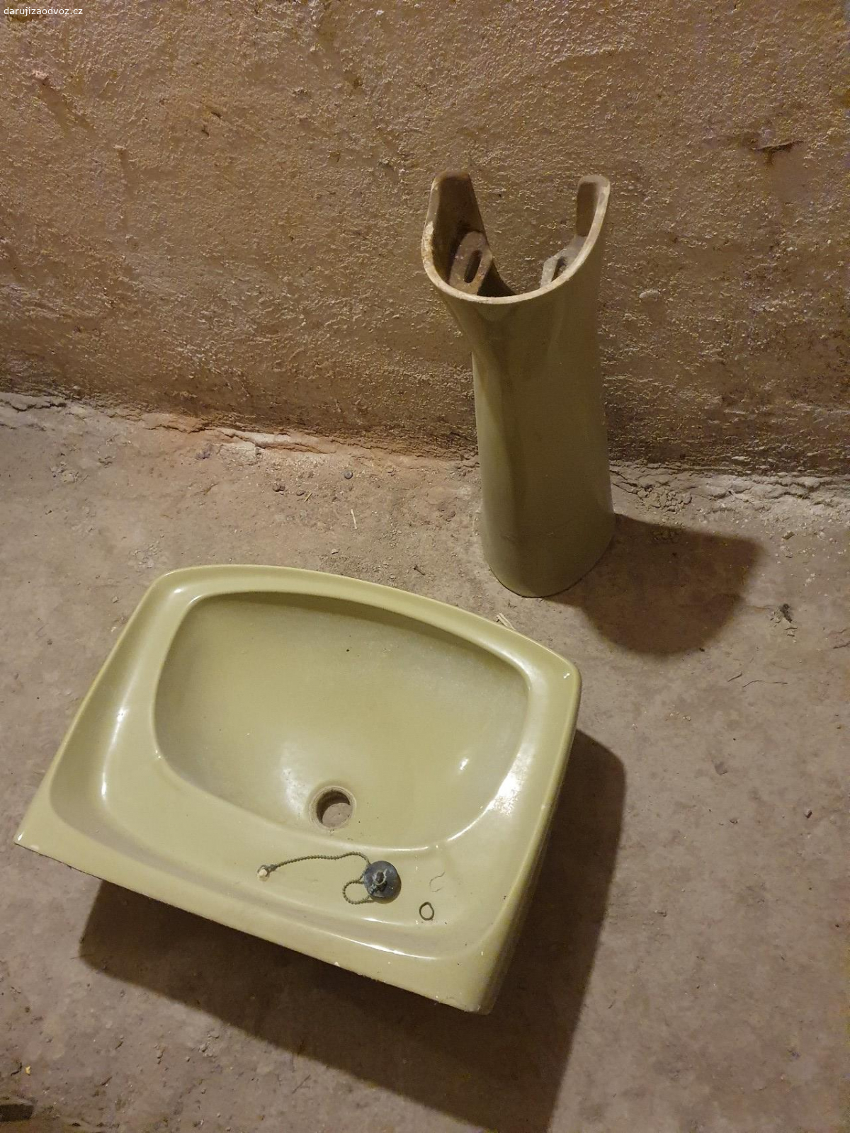 Umyvadlo s nohou, zelené. stale k dispozici - viz foto, opticky bez prasklin, šířka cca 64cm, hloubka cca 50cm, nutno očistit