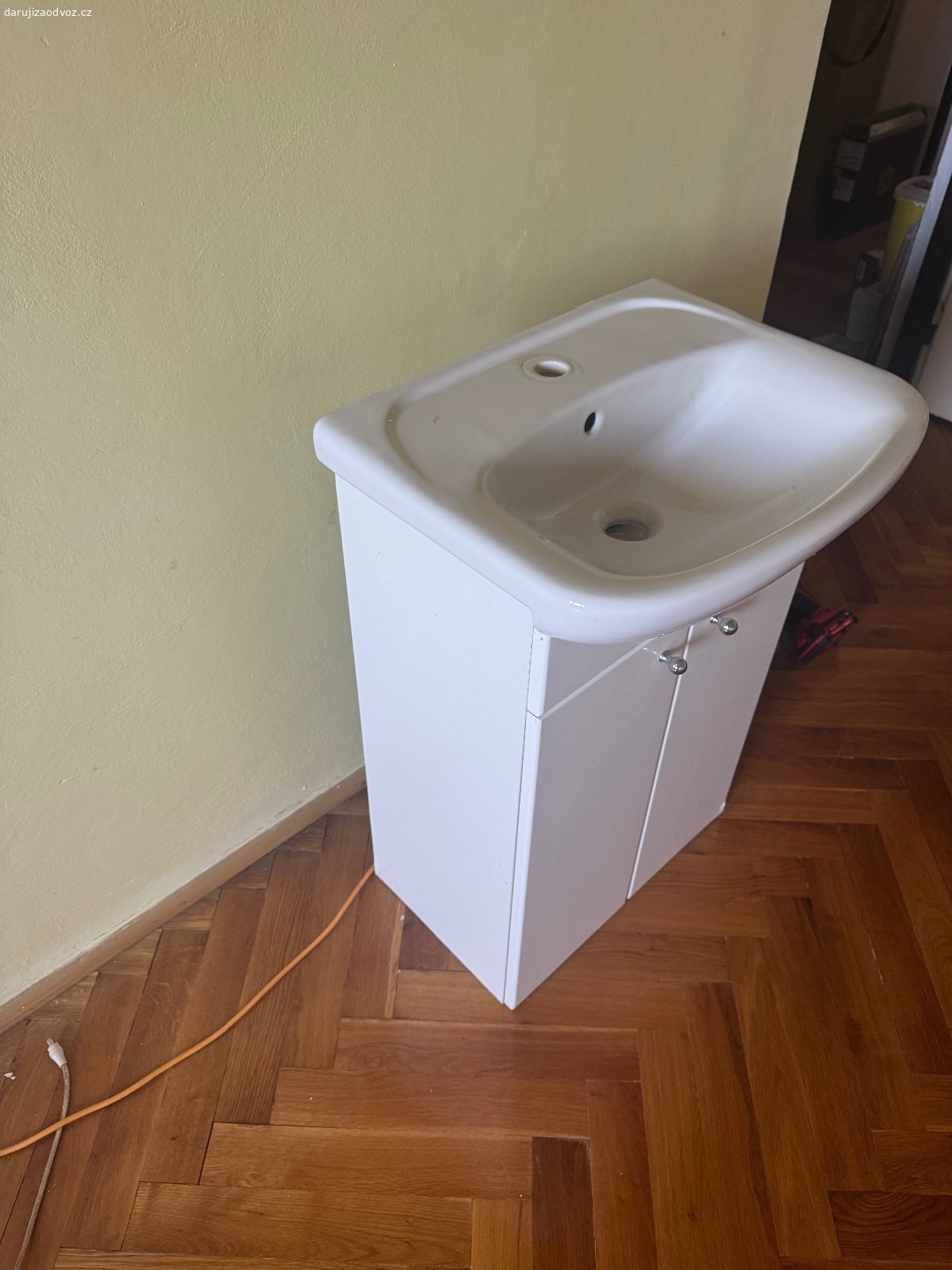 Umyvadlo se skříňkou. Nepoškozené umyvadlo se skříňkou do koupelny