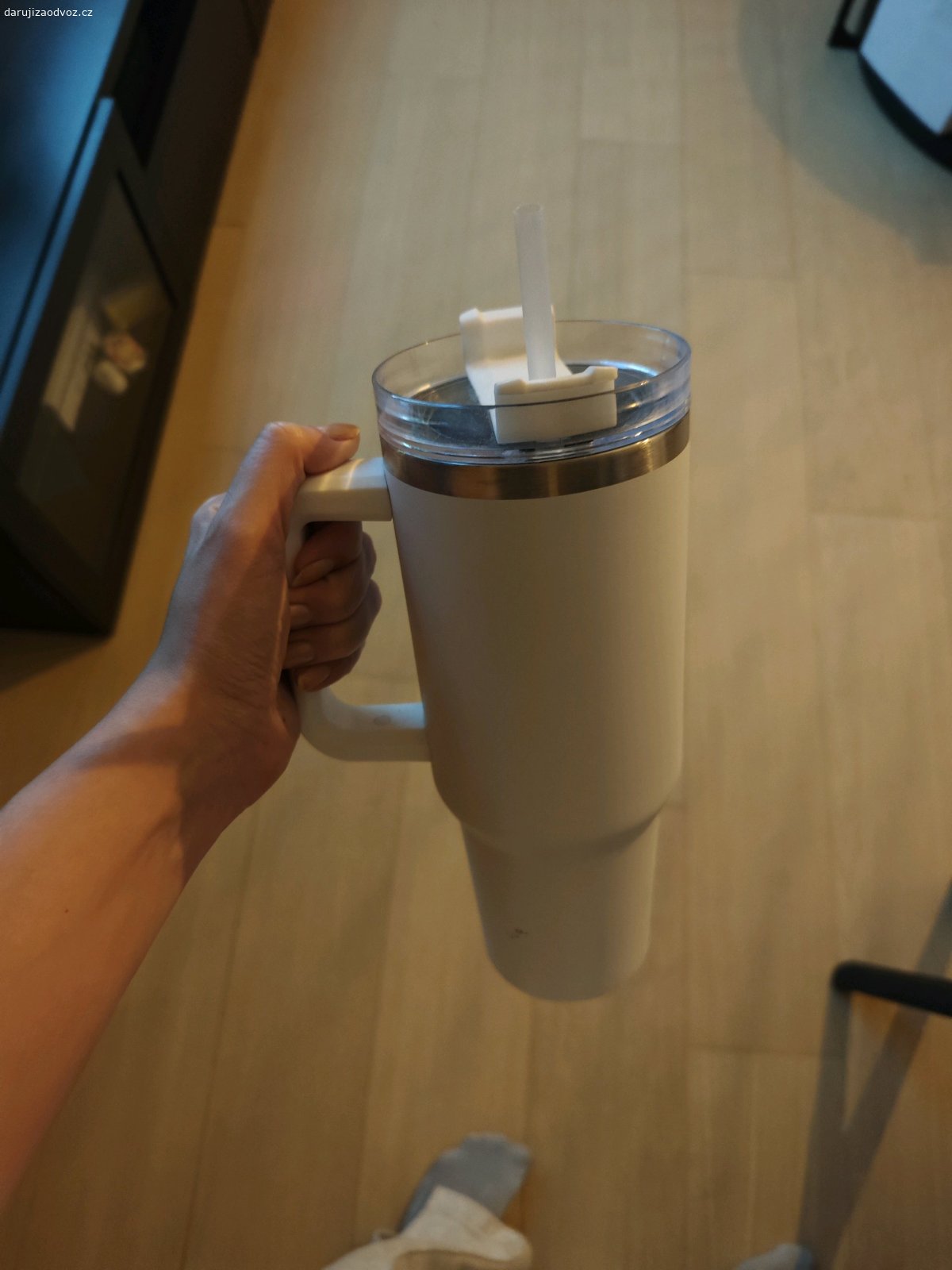 Uzavíratelné velké kovové hrnky. Darujeme dva kovové vysoké hrnky s brčkem, podobný typ jako Stanley cups. Tyto jsou kupovane na Aliexpress. Jsou v pořádku, ale už je nepoužíváme.