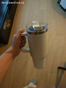 Uzavíratelné velké kovové hrnky