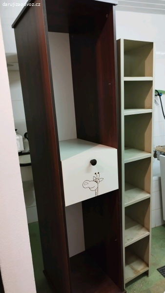 úzká skříň police